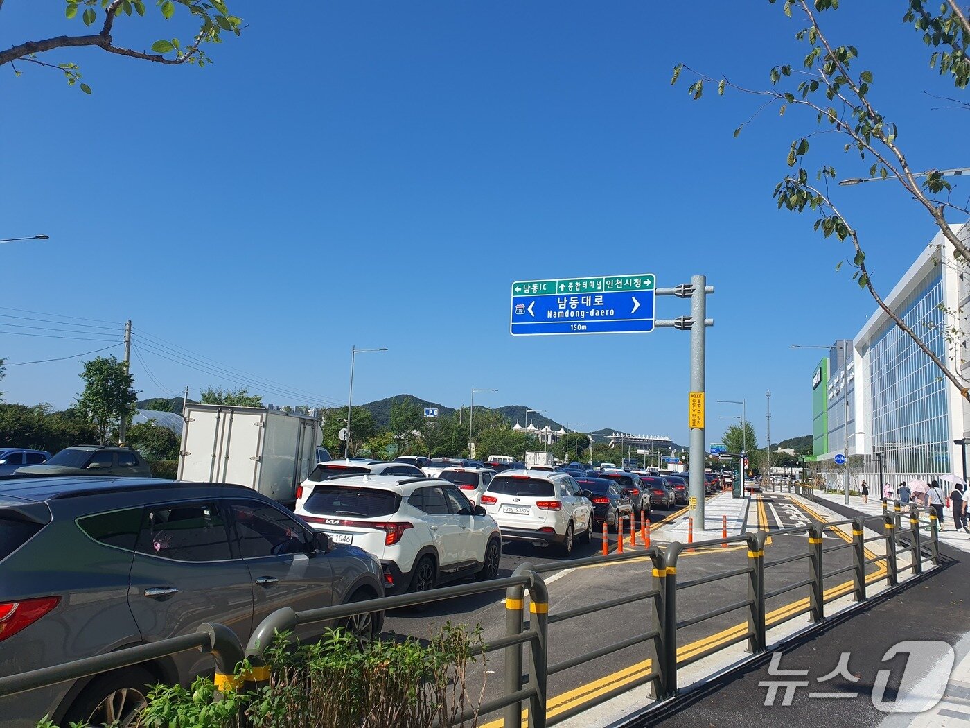 본문 이미지 - 5일 인천 트레이더스 구월점에 들어가기 위한 차량들이 인근 도로에 길게 줄을 서 있다.