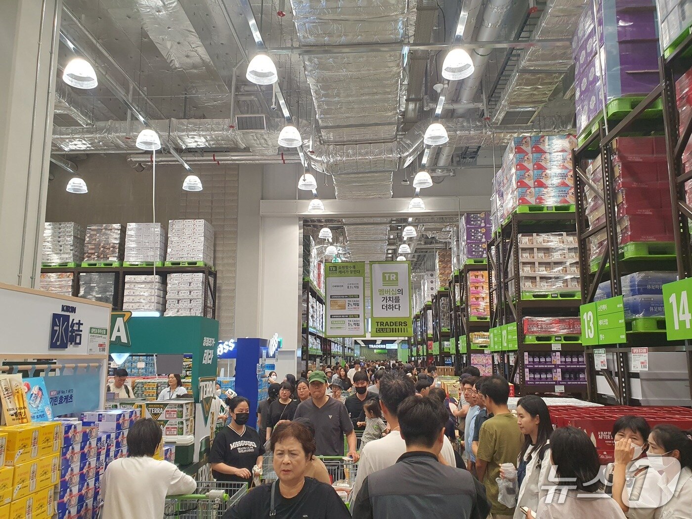 본문 이미지 - 5일 인천 트레이더스 구월점에서 고객들이 쇼핑을 하고 있다.