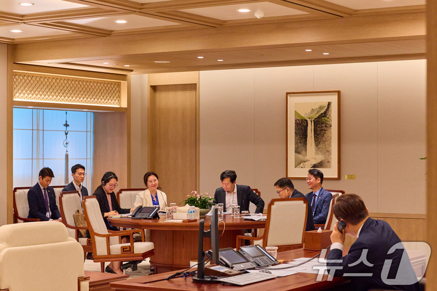 (서울=뉴스1) 허경 기자 = 이재명 대통령이 지난 4일 서울 용산 대통령실 청사 집무실에서 오흐나 후렐스후(Ukhnaa Khurelsukh) 몽골 대통령과 전화 통화하고 있다. …