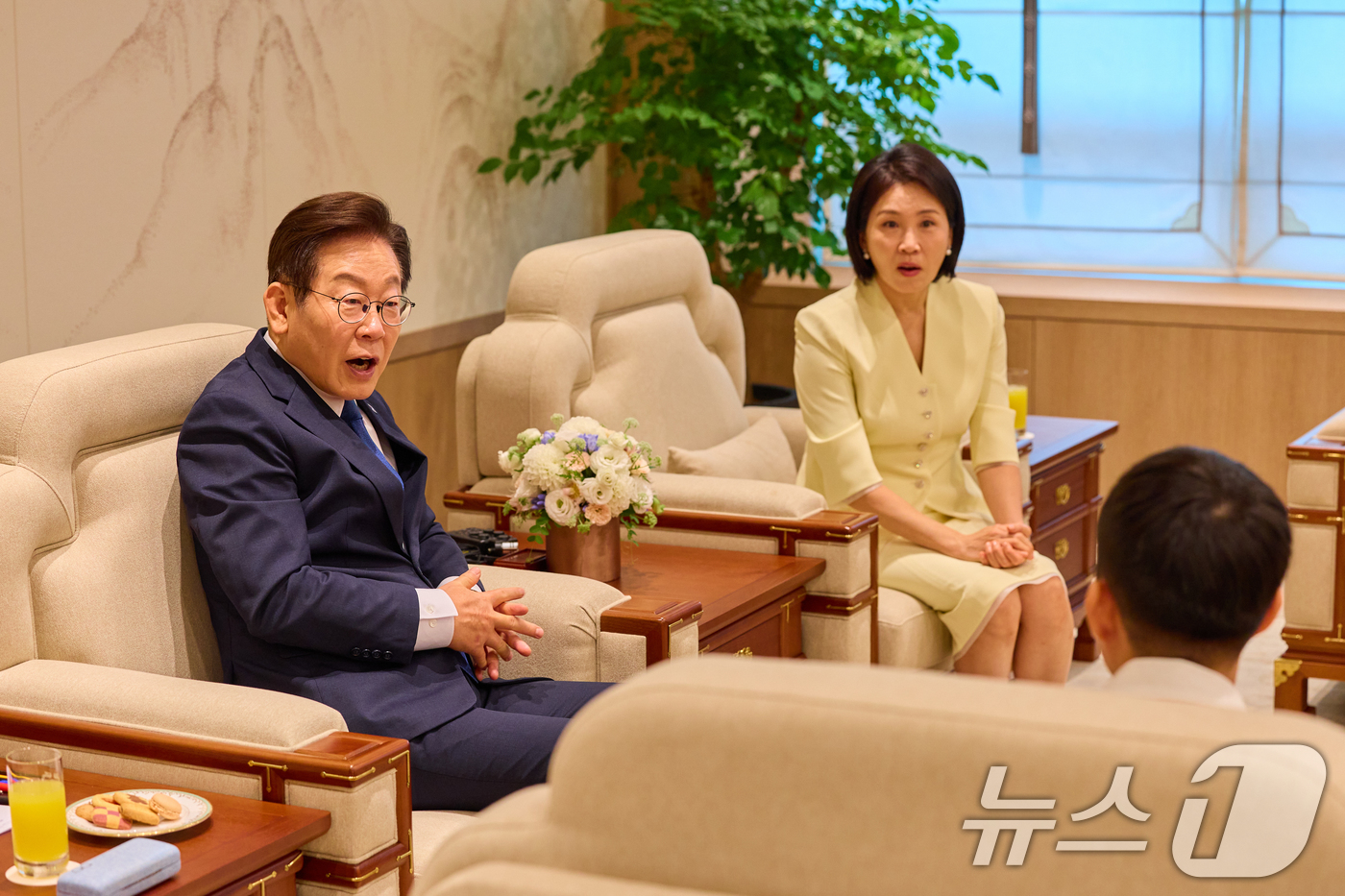 (서울=뉴스1) 허경 기자 = 이재명 대통령과 김혜경 여사가 지난 4일 서울 용산 대통령실 청사에서 열린 어린이 초청 행사에서 참석자들과 대화하고 있다. (이재명 대통령 SNS. …