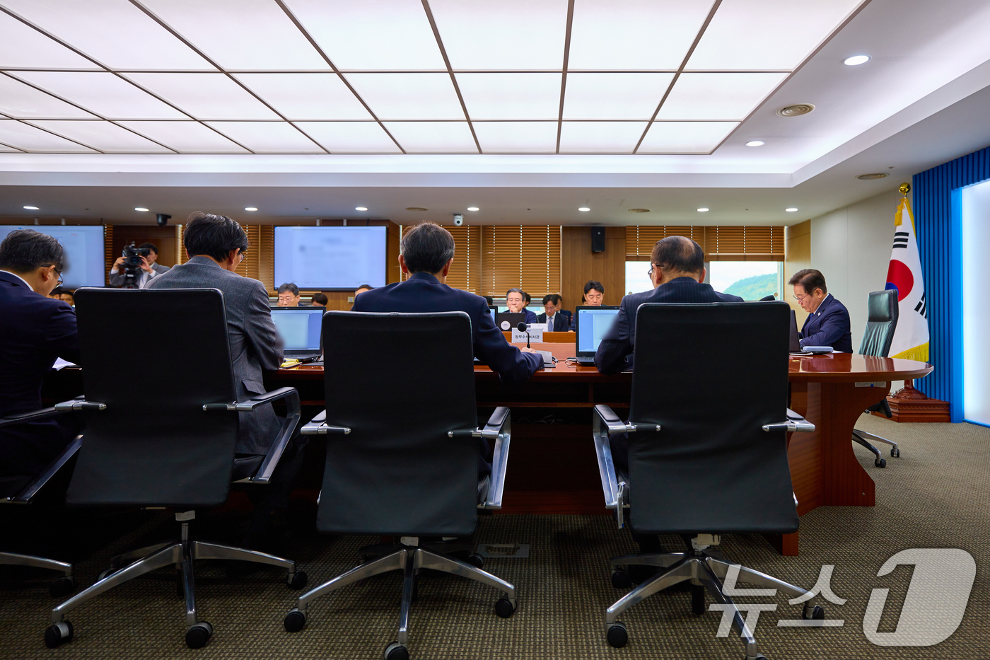(서울=뉴스1) 허경 기자 = 이재명 대통령이 지난 4일 서울 용산 대통령실 청사에서 열린 제9차 수석·보좌관 회의를 주재하고 있다. (이재명 대통령 SNS. 재판매 및 DB 금지 …