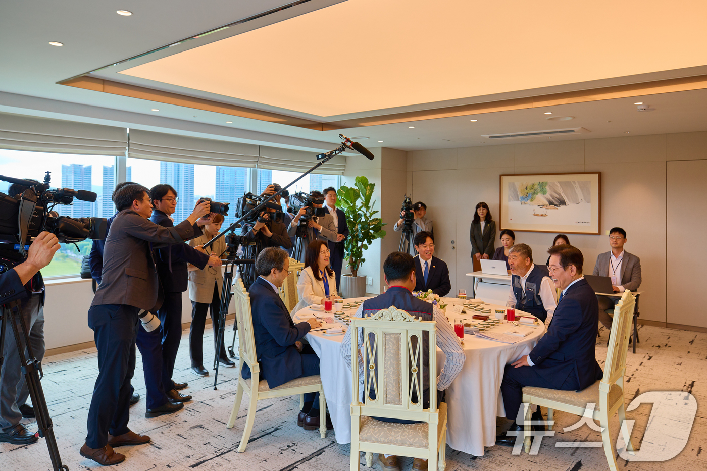 (서울=뉴스1) 허경 기자 = 이재명 대통령이 지난 4일 서울 용산 대통령실 청사에서 열린 양대 노총 위원장과 오찬 간담회에서 김동명 한국노총 위원장과 대화하고 있다. (이재명 대 …