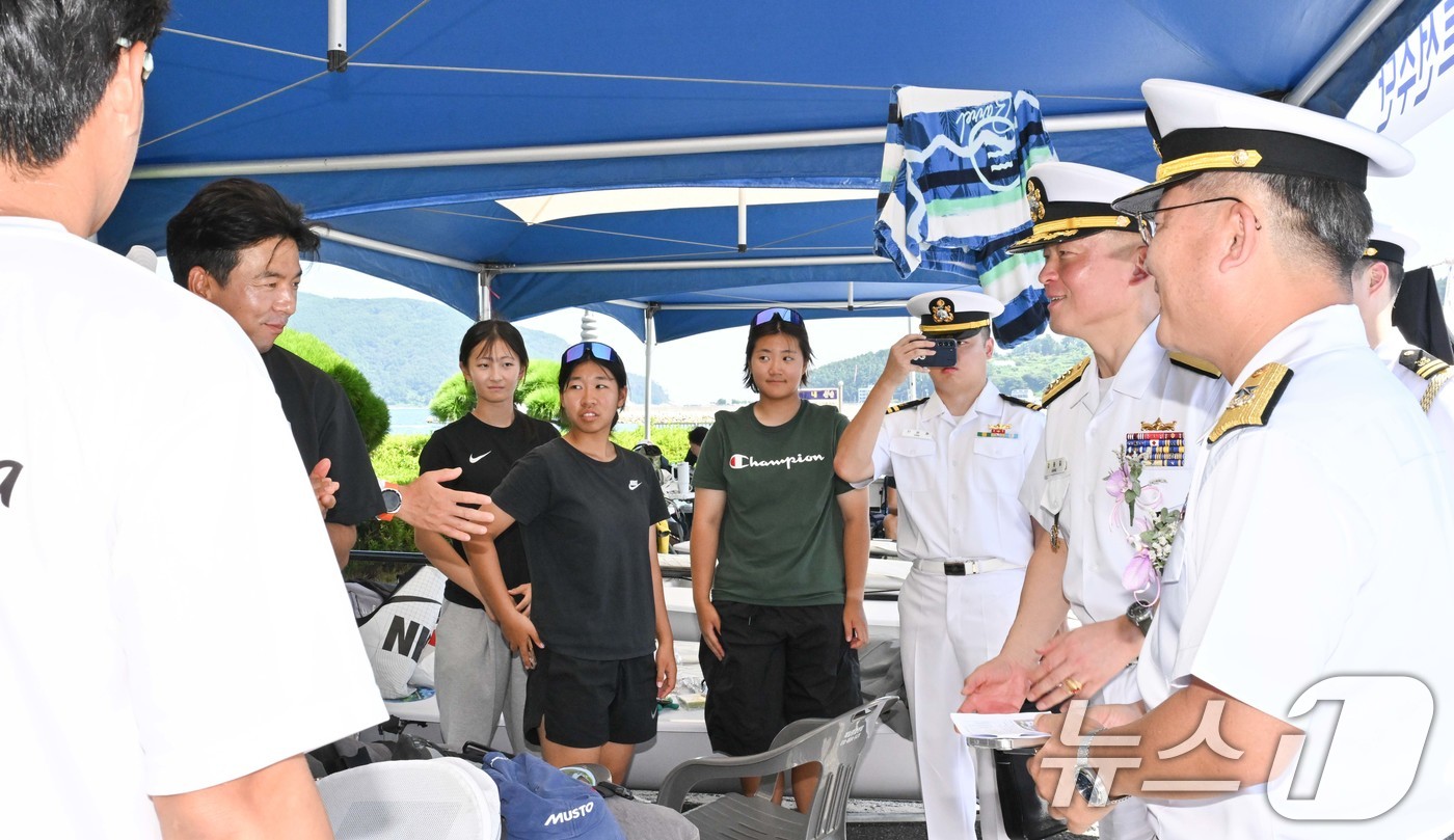 (서울=뉴스1) = 5일 경남 거제시 해양레포츠센터 특설무대에서 진행된 제23회 해군참모총장배 전국요트대회 개막식에서 강동길 해군참모총장을 비롯한 해군 관계관들이 요트대회 참가 선 …