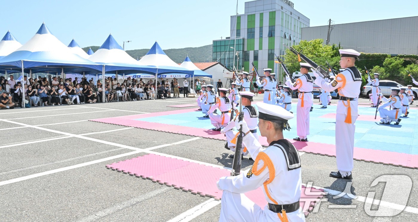 (서울=뉴스1) = 5일 경남 거제시 해양레포츠센터 특설무대에서 진행된 제23회 해군참모총장배 전국요트대회 개막식에서 해군 의장대원들이 개막을 축하하며 의장대 시범공연을 펼치고 있 …