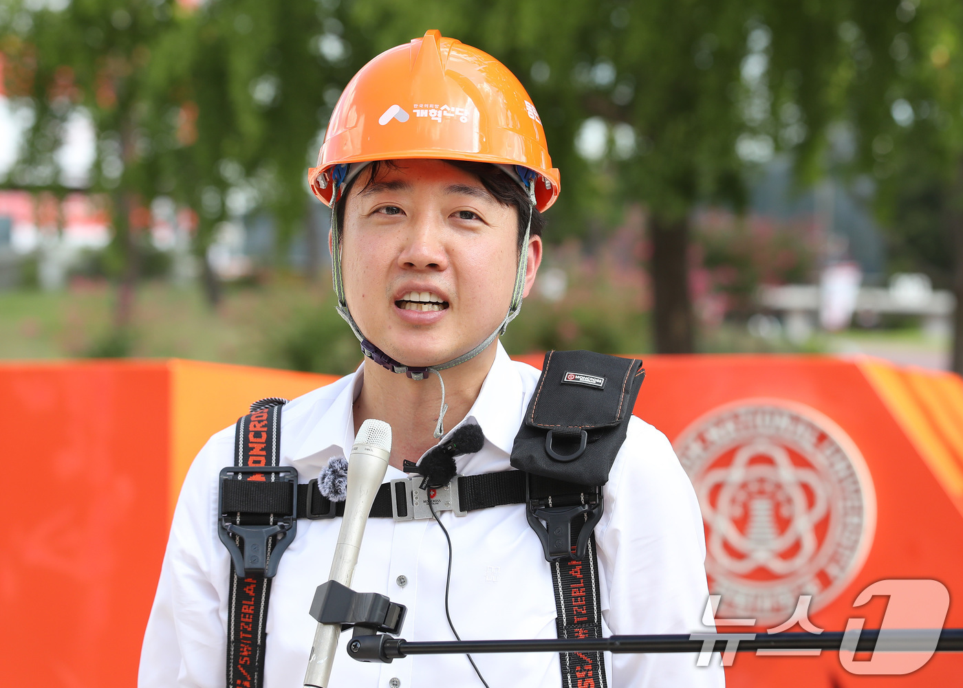 (대구=뉴스1) 공정식 기자 = 이준석 개혁신당 대표가 5일 오후 대구 북구 경북대학교 북문 앞에서 직접 고소작업차에 올라 당원모집 현수막을 설치한 뒤 취재진 질문에 답하고 있다. …