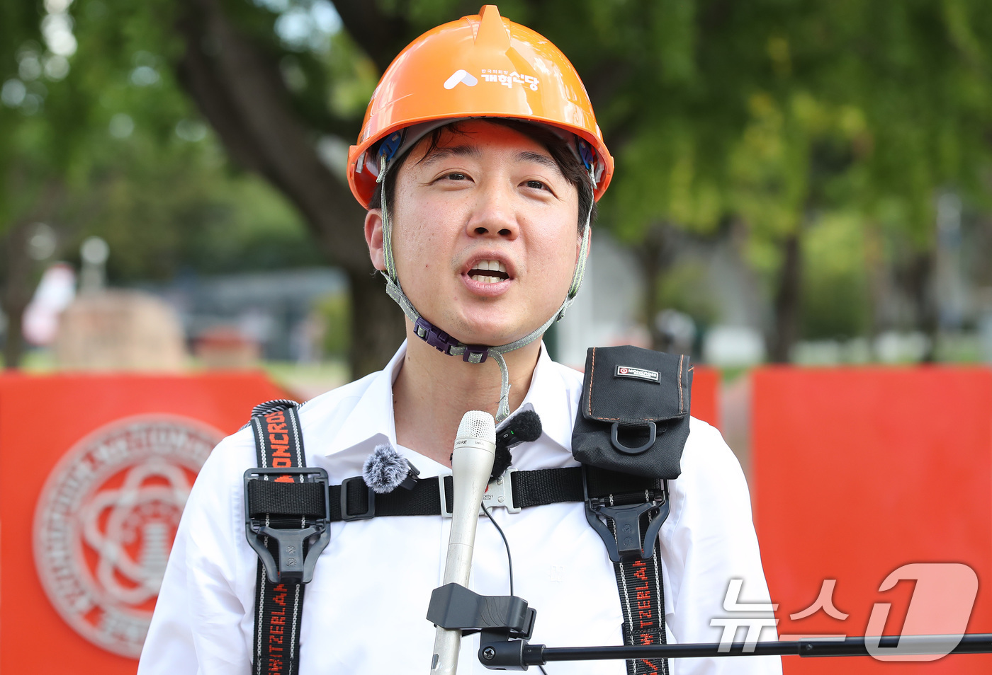 (대구=뉴스1) 공정식 기자 = 이준석 개혁신당 대표가 5일 오후 대구 북구 경북대학교 북문 앞에서 직접 고소작업차에 올라 당원모집 현수막을 설치한 뒤 취재진 질문에 답하고 있다. …