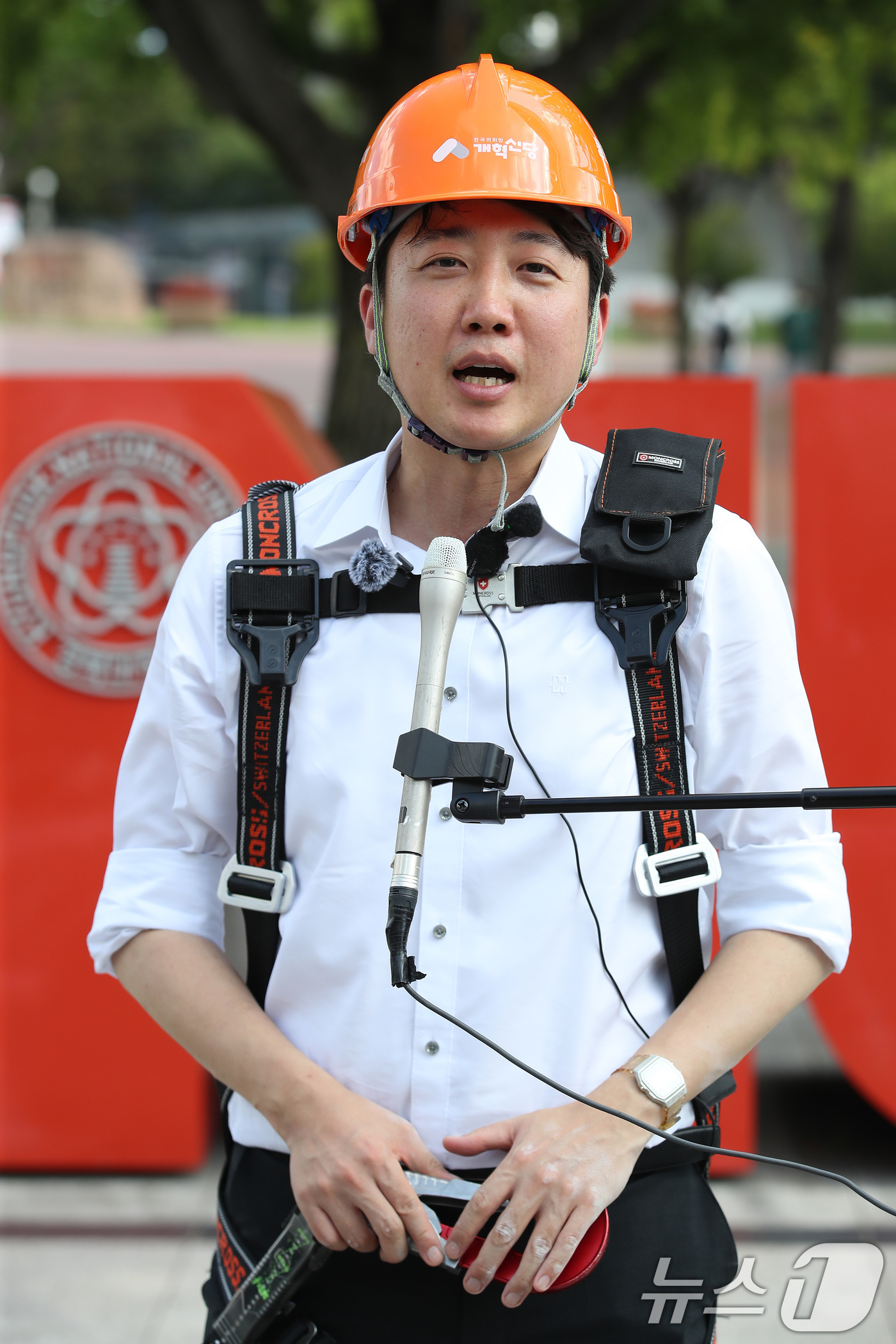 (대구=뉴스1) 공정식 기자 = 이준석 개혁신당 대표가 5일 오후 대구 북구 경북대학교 북문 앞에서 직접 고소작업차에 올라 당원모집 현수막을 설치한 뒤 취재진 질문에 답하고 있다. …