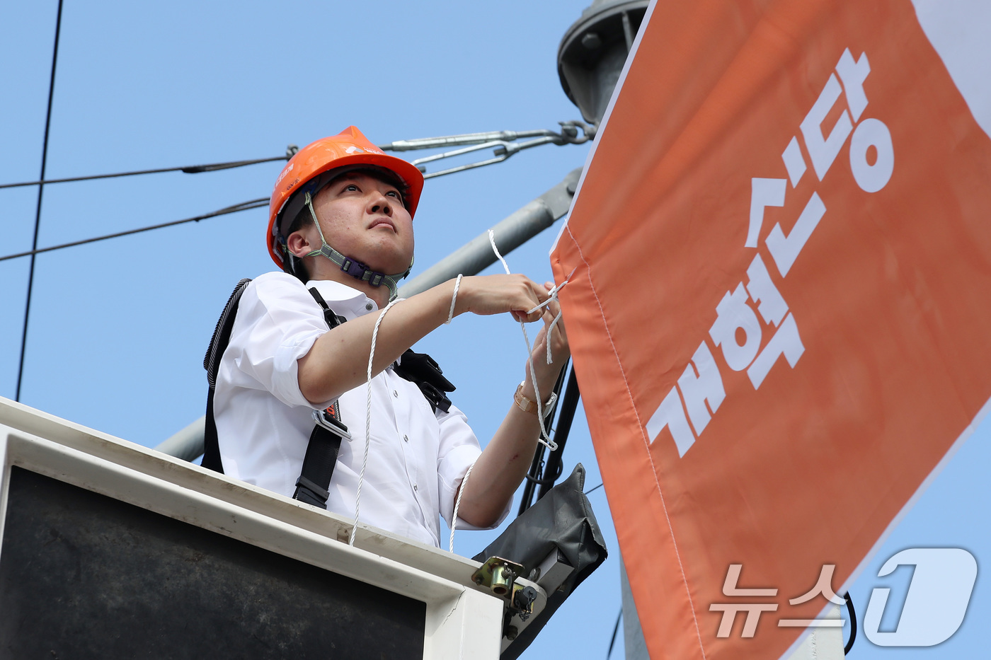 (대구=뉴스1) 공정식 기자 = 이준석 개혁신당 대표가 5일 오후 대구 북구 경북대학교 북문 앞에서 직접 고소작업차에 올라 당원모집 현수막을 설치하고 있다. 2025.9.5/뉴스1 …