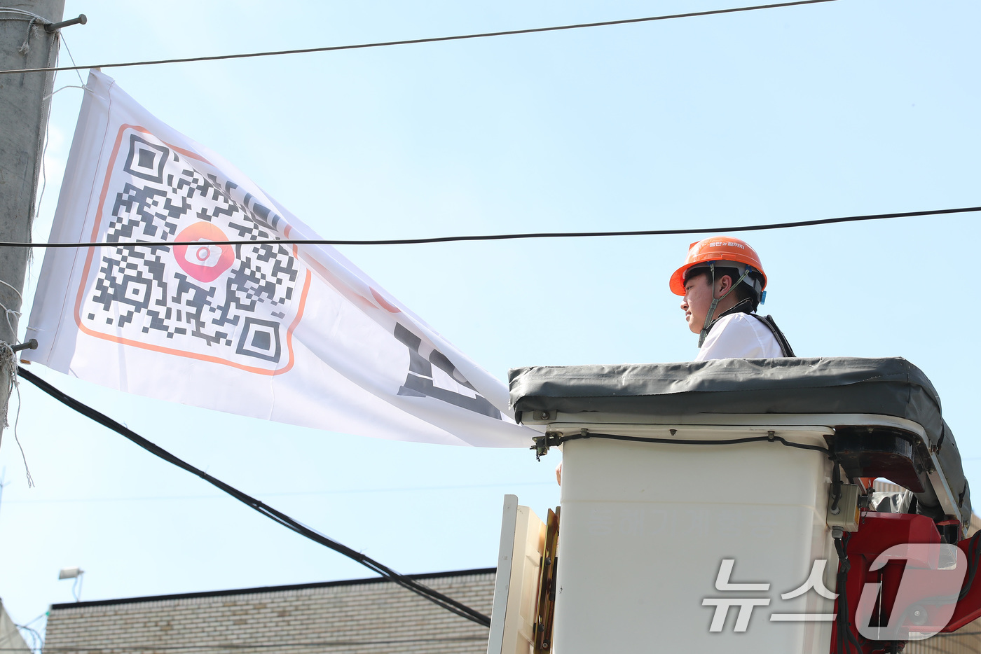 (대구=뉴스1) 공정식 기자 = 이준석 개혁신당 대표가 5일 오후 대구 북구 경북대학교 북문 앞에서 직접 고소작업차에 올라 당원모집 현수막을 설치하고 있다. 2025.9.5/뉴스1 …