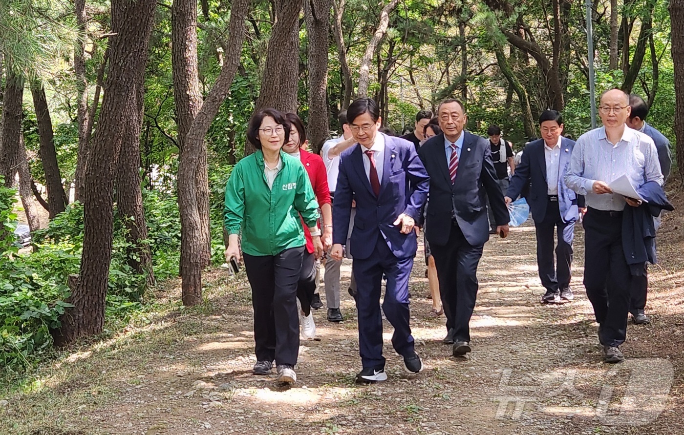 (대전ㆍ충남=뉴스1) 박찬수 기자 = 이미라 산림청 차장(왼쪽)이 5일 부산광역시 사하구 동매산 유아숲체험원 도시숲 조성 사업지를 찾아 조경태 국회의원(오른쪽), 숲유치원협회, 지 …