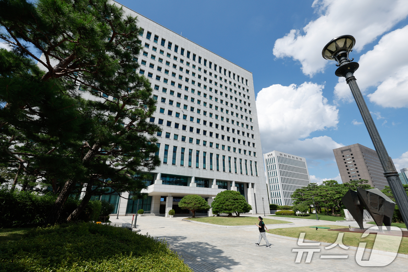 (서울=뉴스1) 안은나 기자 = 여당이 추진하는 검찰 개혁안과 관련, 검찰총장 직무대행까지 '검찰의 보완 수사는 권한 아닌 의무'라면서 폐지에 반대하는 등 검찰 보완 수사권이 뜨거 …