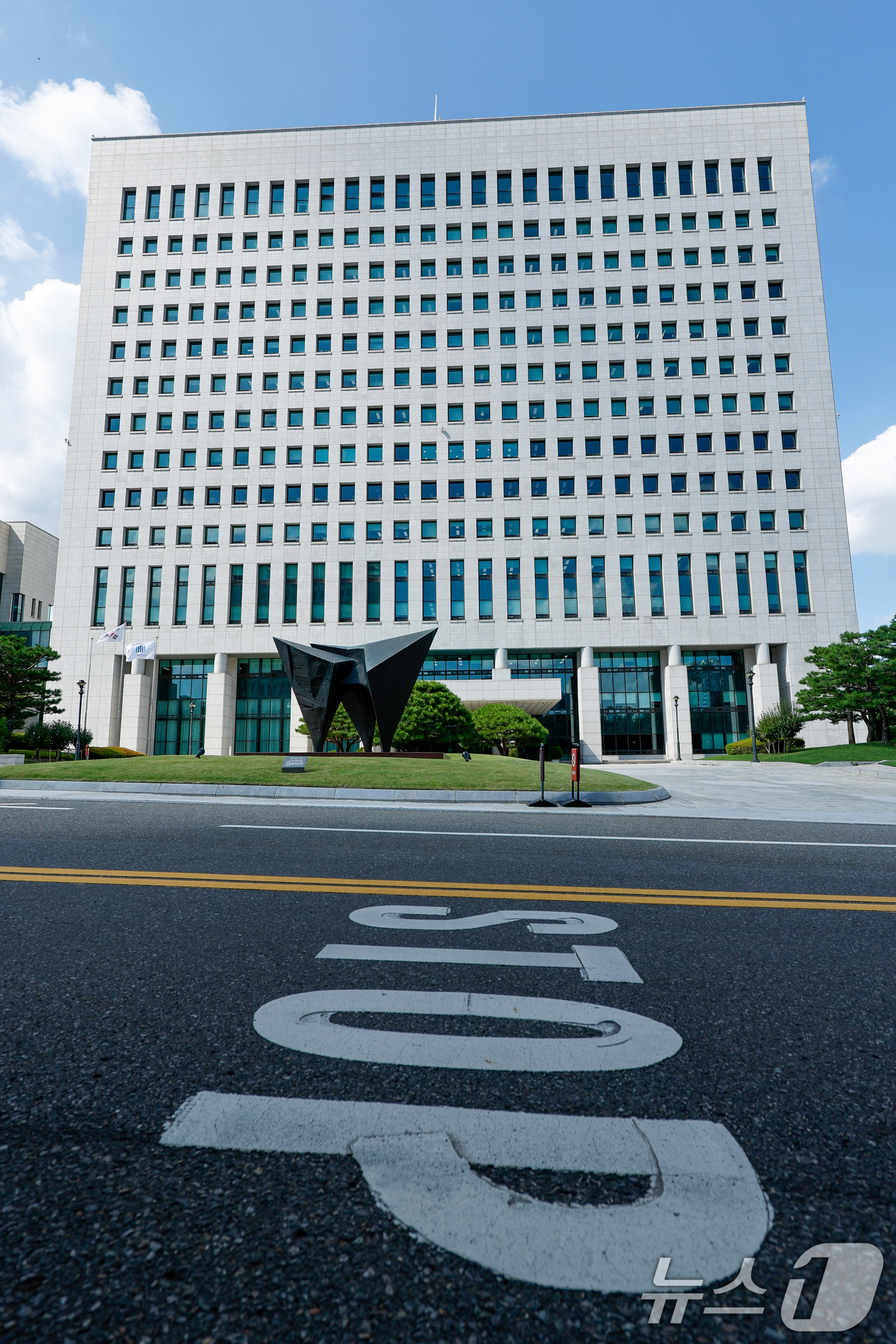 (서울=뉴스1) 안은나 기자 = 여당이 추진하는 검찰 개혁안과 관련, 검찰총장 직무대행까지 '검찰의 보완 수사는 권한 아닌 의무'라면서 폐지에 반대하는 등 검찰 보완 수사권이 뜨거 …