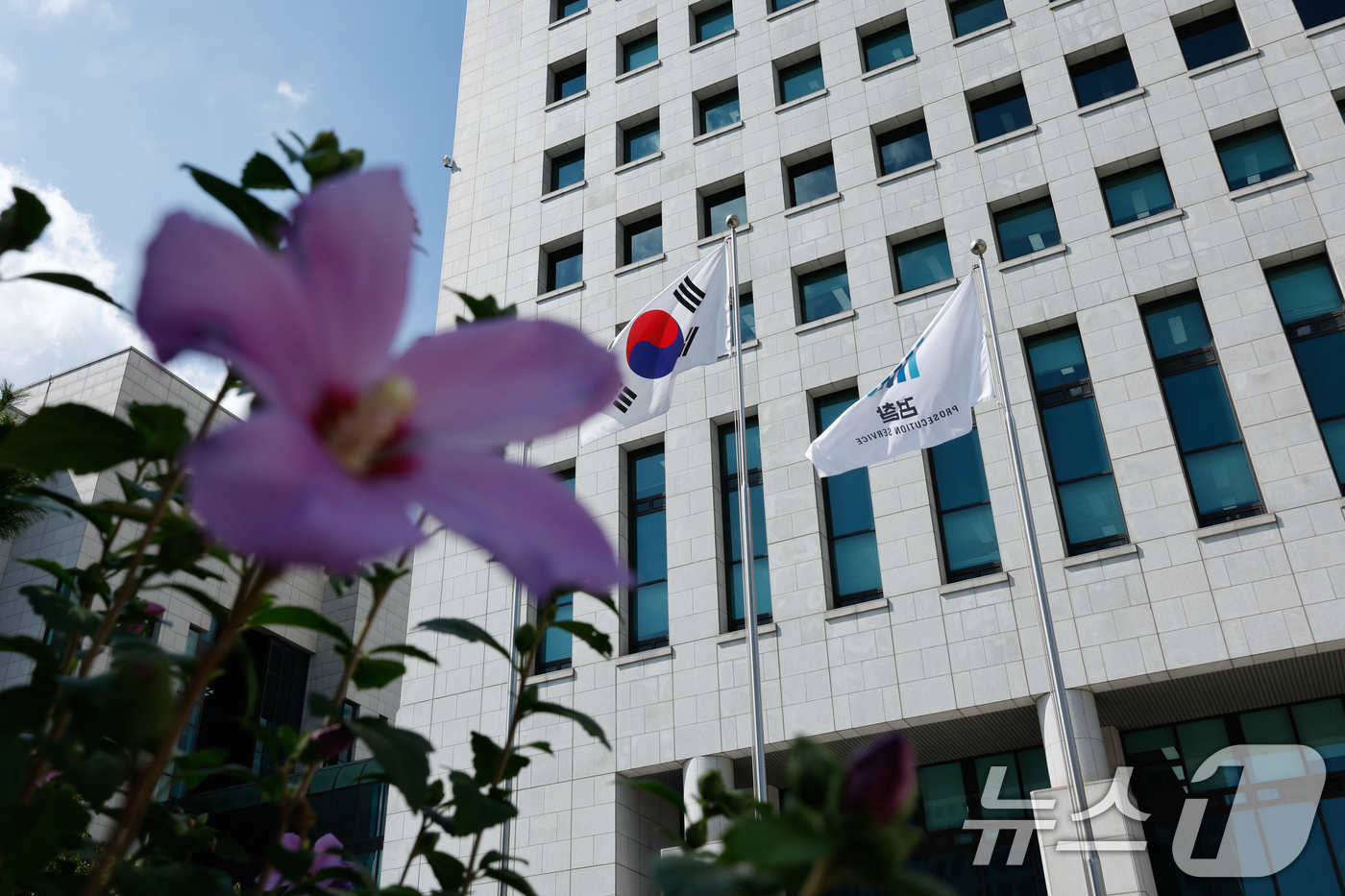 (서울=뉴스1) 안은나 기자 = 여당이 추진하는 검찰 개혁안과 관련, 검찰총장 직무대행까지 '검찰의 보완 수사는 권한 아닌 의무'라면서 폐지에 반대하는 등 검찰 보완 수사권이 뜨거 …