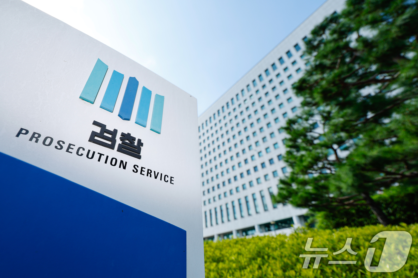 (서울=뉴스1) 안은나 기자 = 여당이 추진하는 검찰 개혁안과 관련, 검찰총장 직무대행까지 '검찰의 보완 수사는 권한 아닌 의무'라면서 폐지에 반대하는 등 검찰 보완 수사권이 뜨거 …