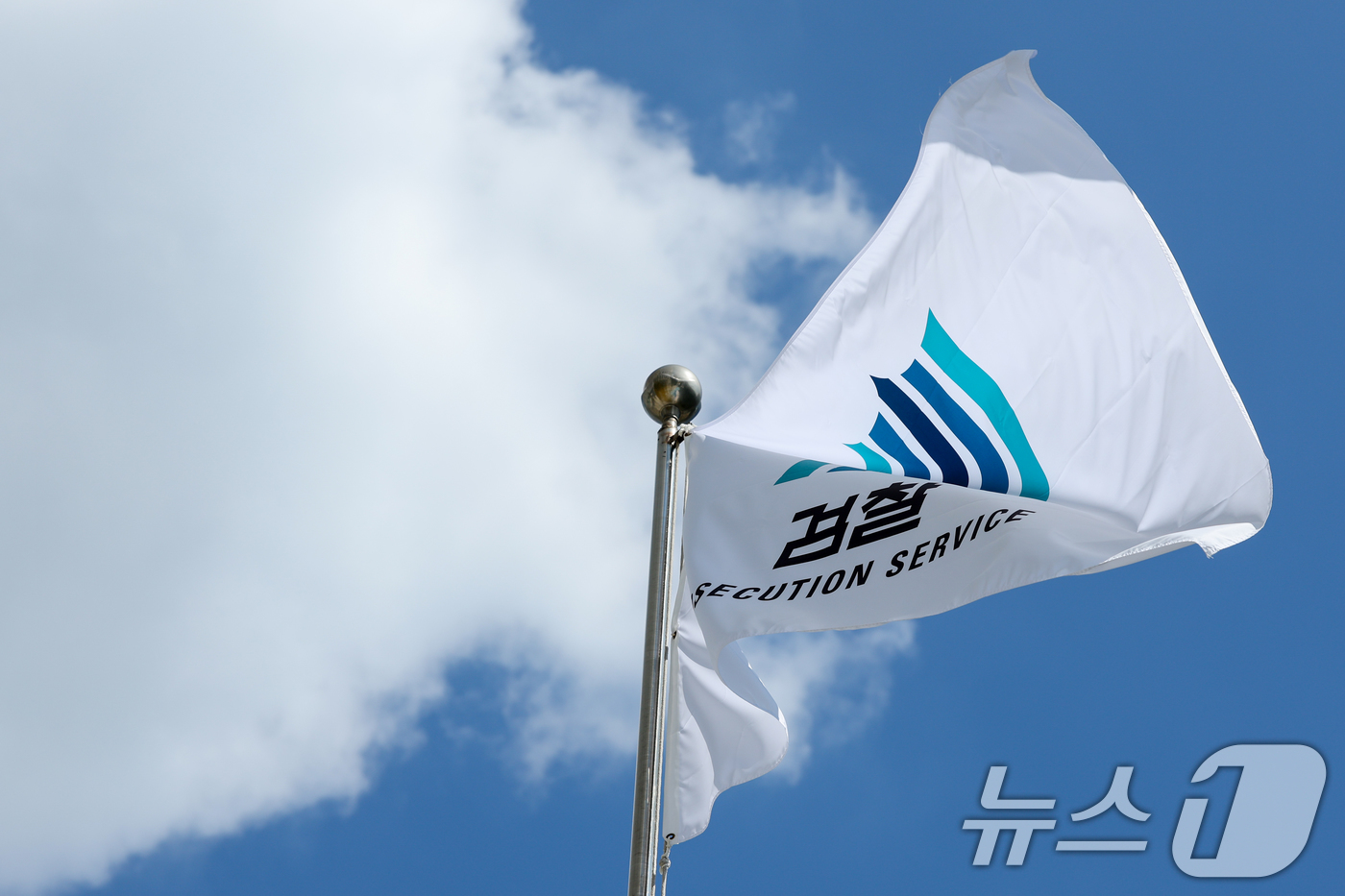 (서울=뉴스1) 안은나 기자 = 여당이 추진하는 검찰 개혁안과 관련, 검찰총장 직무대행까지 '검찰의 보완 수사는 권한 아닌 의무'라면서 폐지에 반대하는 등 검찰 보완 수사권이 뜨거 …