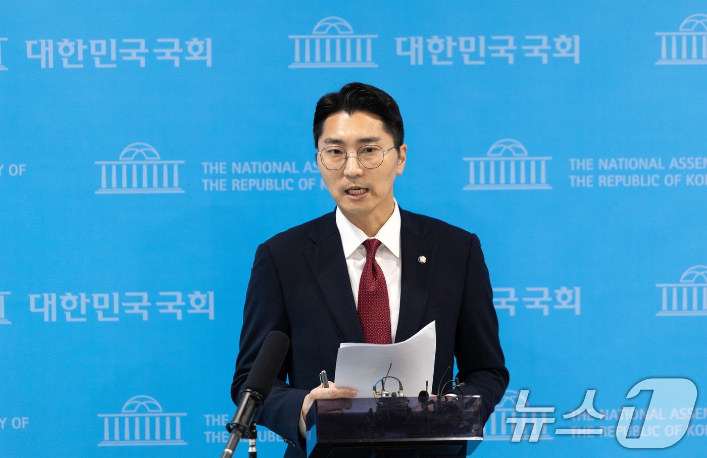 (서울=뉴스1) 이승배 기자 = 박준태 국민의힘 당 대표 비서실장이 5일 서울 여의도 국회 소통관에서 여·야 대표와 대통령과의 회동에 관해 브리핑하고 있다. 2025.9.5/뉴스1 …