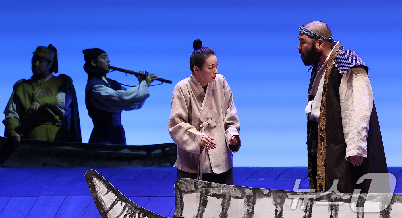 (서울=뉴스1) 김성진 기자 = 5일 서울 종로구 세종문화회관 M씨어터에서 열린 연극 '퉁소소리' 프레스콜에서 배우들이 연기를 펼치고 있다.'퉁소소리'는 조선 중기 작가 조위한의 …