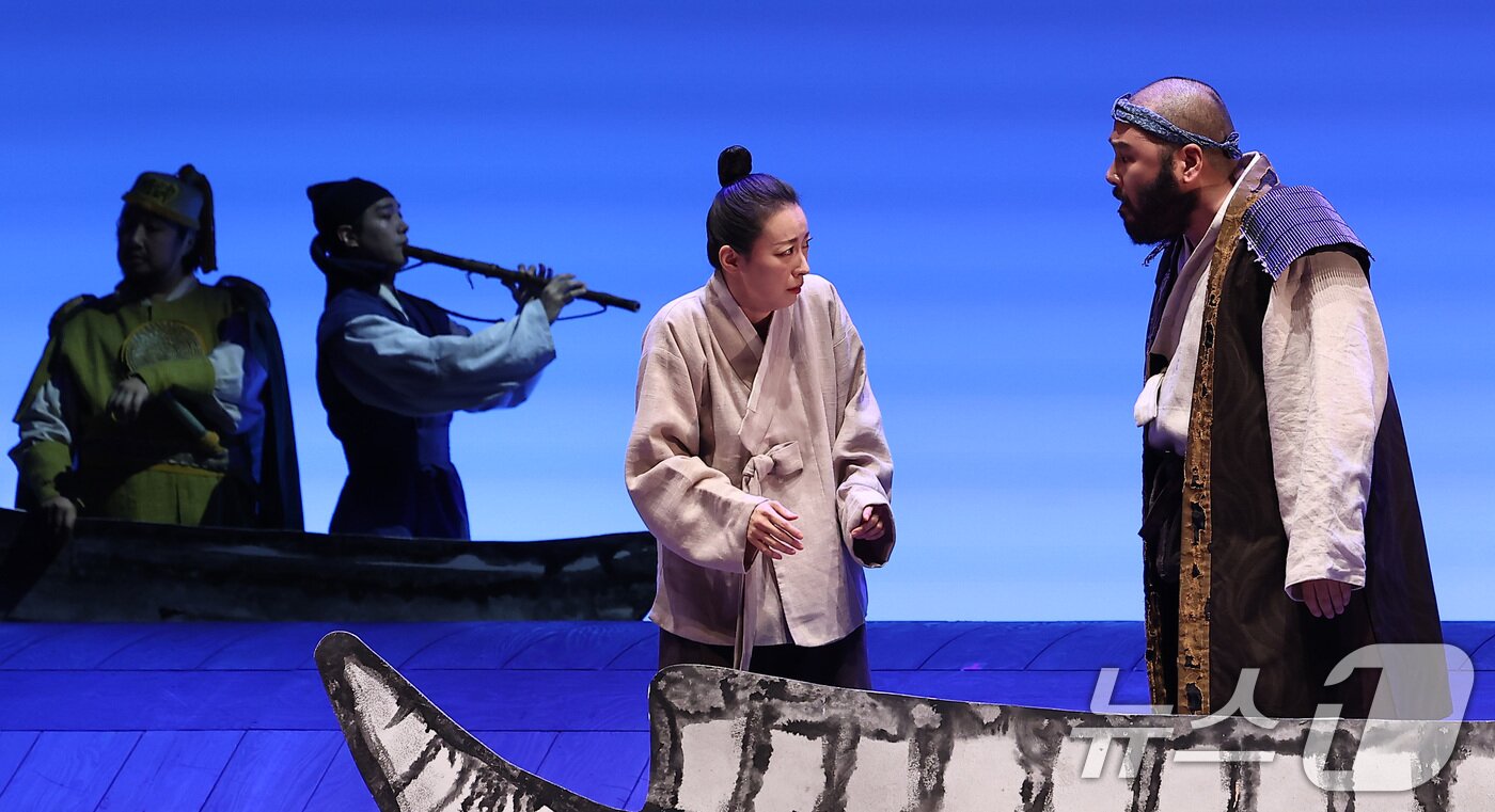 본문 이미지 - 5일 서울 종로구 세종문화회관 M씨어터에서 열린 연극 &#39;퉁소소리&#39; 프레스콜에서 배우들이 연기를 펼치고 있다.  2025.9.5/뉴스1 ⓒ News1 김성진 기자