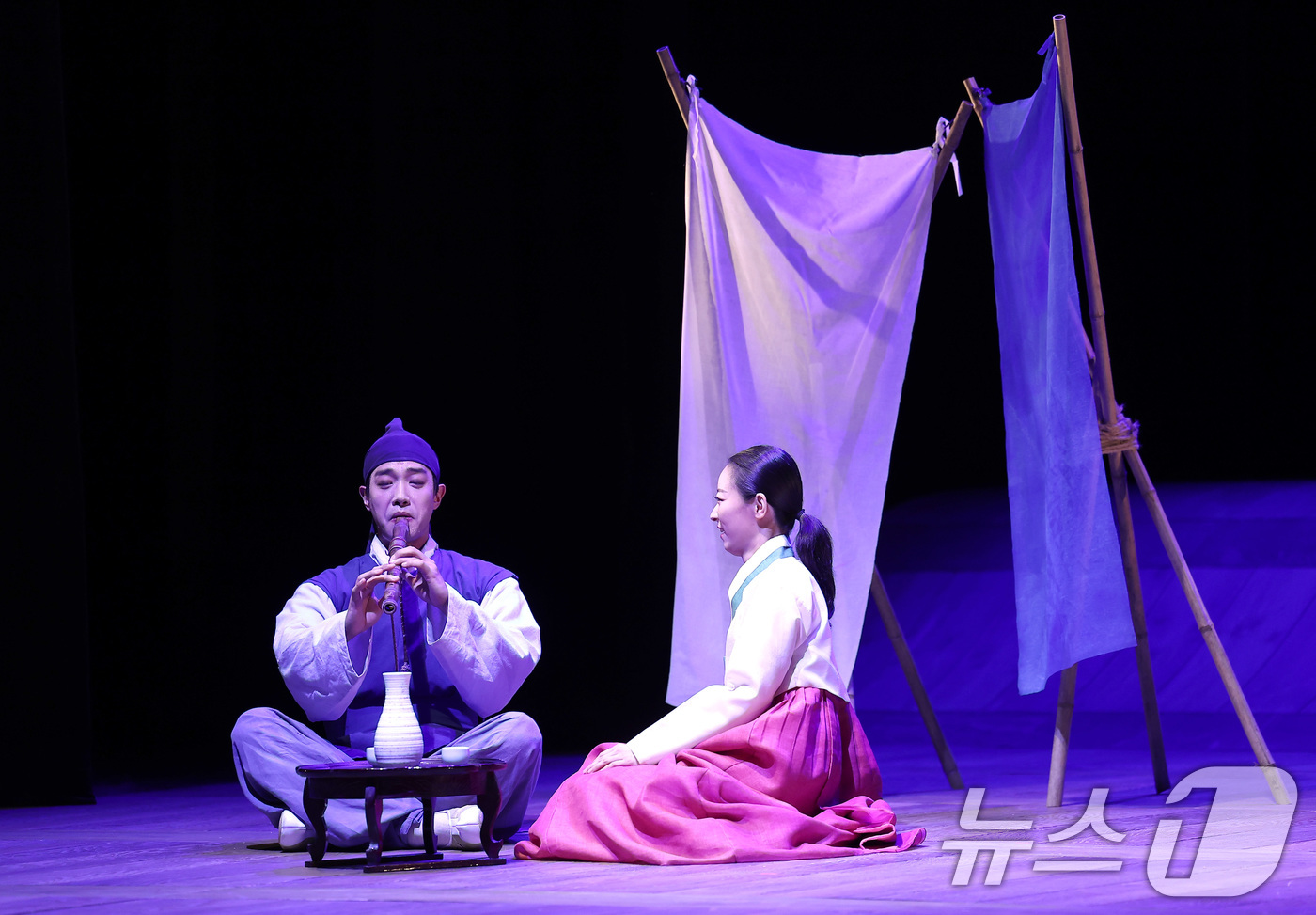 (서울=뉴스1) 김성진 기자 = 5일 서울 종로구 세종문화회관 M씨어터에서 열린 연극 '퉁소소리' 프레스콜에서 배우들이 연기를 펼치고 있다.'퉁소소리'는 조선 중기 작가 조위한의 …