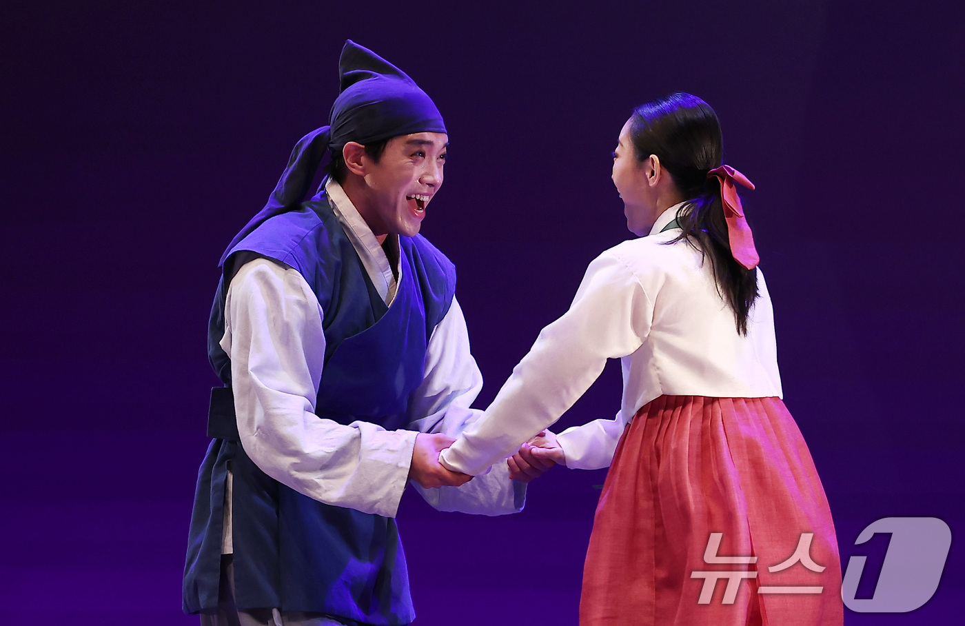 (서울=뉴스1) 김성진 기자 = 5일 서울 종로구 세종문화회관 M씨어터에서 열린 연극 '퉁소소리' 프레스콜에서 배우들이 연기를 펼치고 있다.'퉁소소리'는 조선 중기 작가 조위한의 …