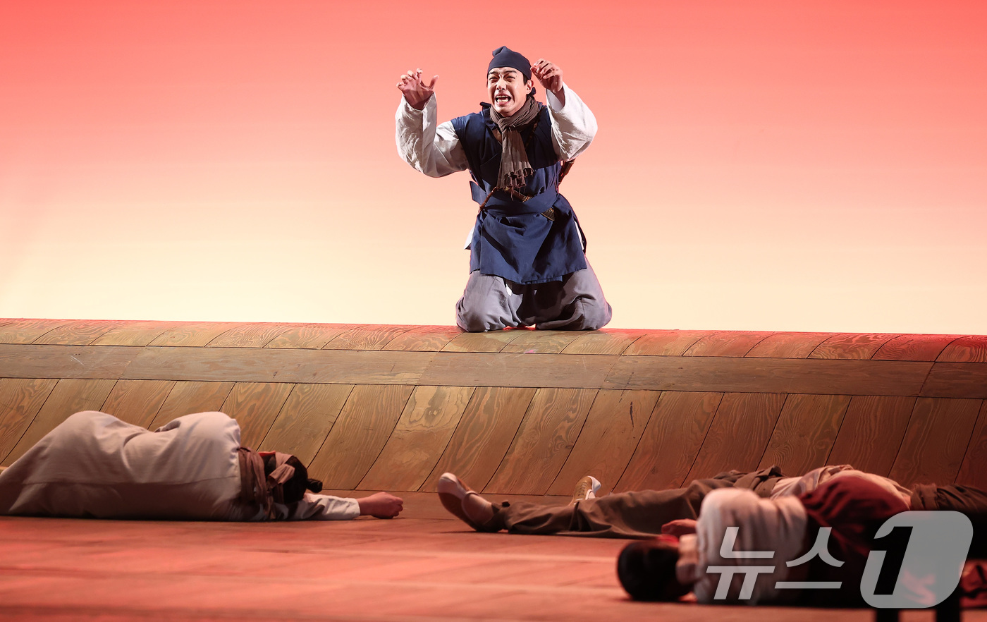 (서울=뉴스1) 김성진 기자 = 5일 서울 종로구 세종문화회관 M씨어터에서 열린 연극 '퉁소소리' 프레스콜에서 배우들이 연기를 펼치고 있다.'퉁소소리'는 조선 중기 작가 조위한의 …