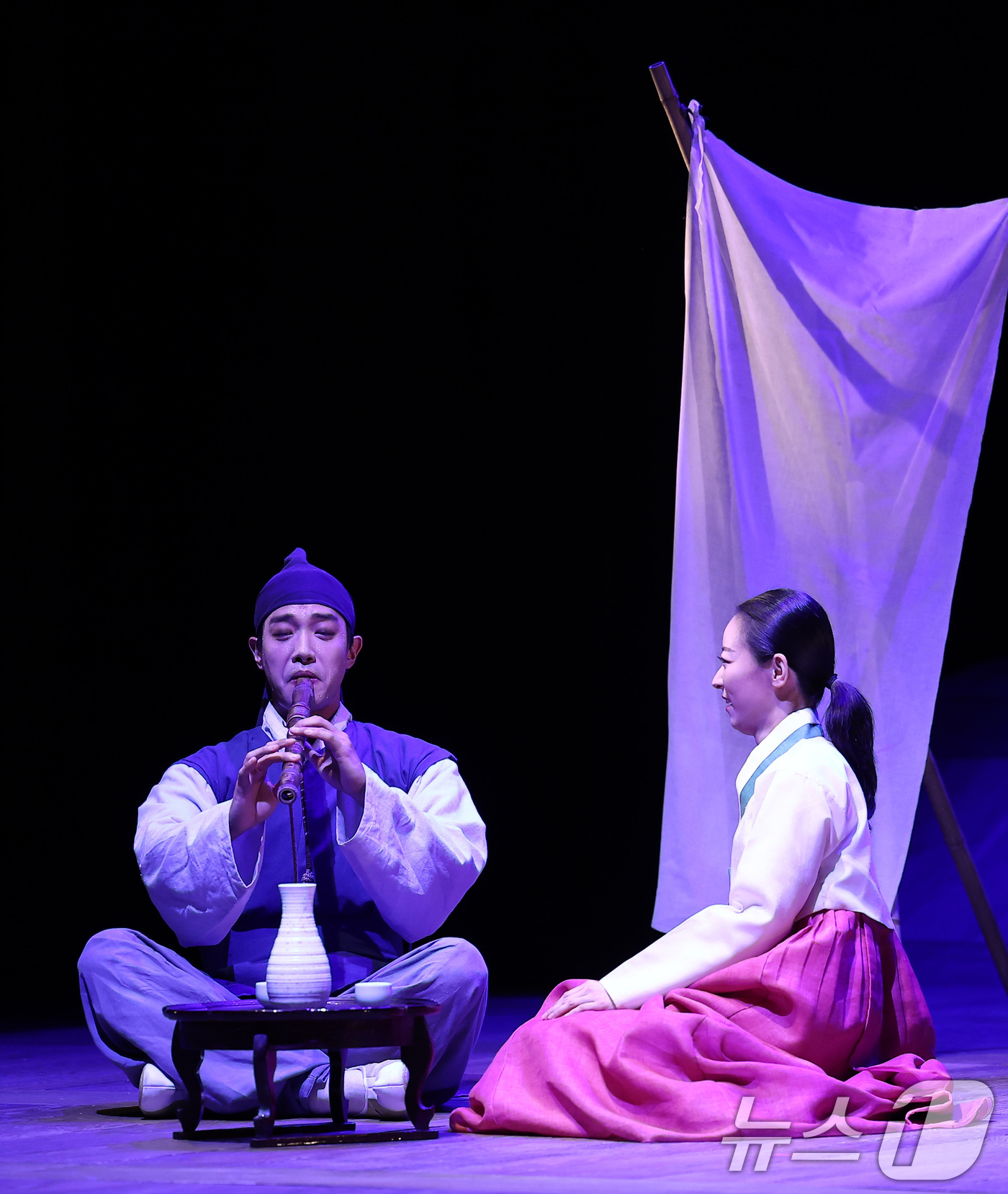 (서울=뉴스1) 김성진 기자 = 5일 서울 종로구 세종문화회관 M씨어터에서 열린 연극 '퉁소소리' 프레스콜에서 배우들이 연기를 펼치고 있다.'퉁소소리'는 조선 중기 작가 조위한의 …