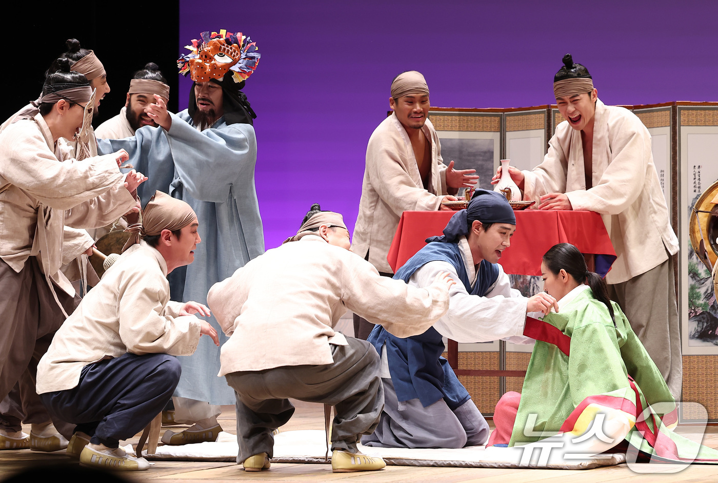 (서울=뉴스1) 김성진 기자 = 5일 서울 종로구 세종문화회관 M씨어터에서 열린 연극 '퉁소소리' 프레스콜에서 배우들이 연기를 펼치고 있다.'퉁소소리'는 조선 중기 작가 조위한의 …