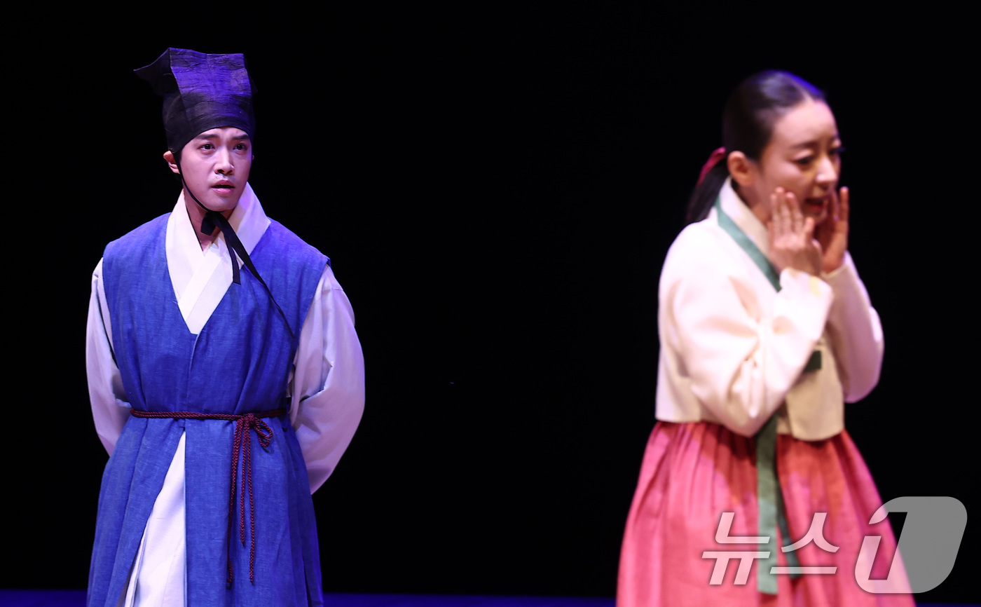 (서울=뉴스1) 김성진 기자 = 5일 서울 종로구 세종문화회관 M씨어터에서 열린 연극 '퉁소소리' 프레스콜에서 배우들이 연기를 펼치고 있다.'퉁소소리'는 조선 중기 작가 조위한의 …