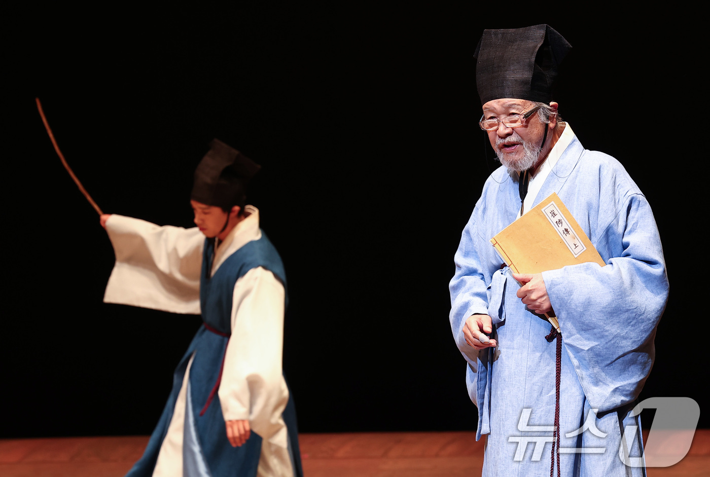 (서울=뉴스1) 김성진 기자 = 5일 서울 종로구 세종문화회관 M씨어터에서 열린 연극 '퉁소소리' 프레스콜에서 배우들이 연기를 펼치고 있다.'퉁소소리'는 조선 중기 작가 조위한의 …