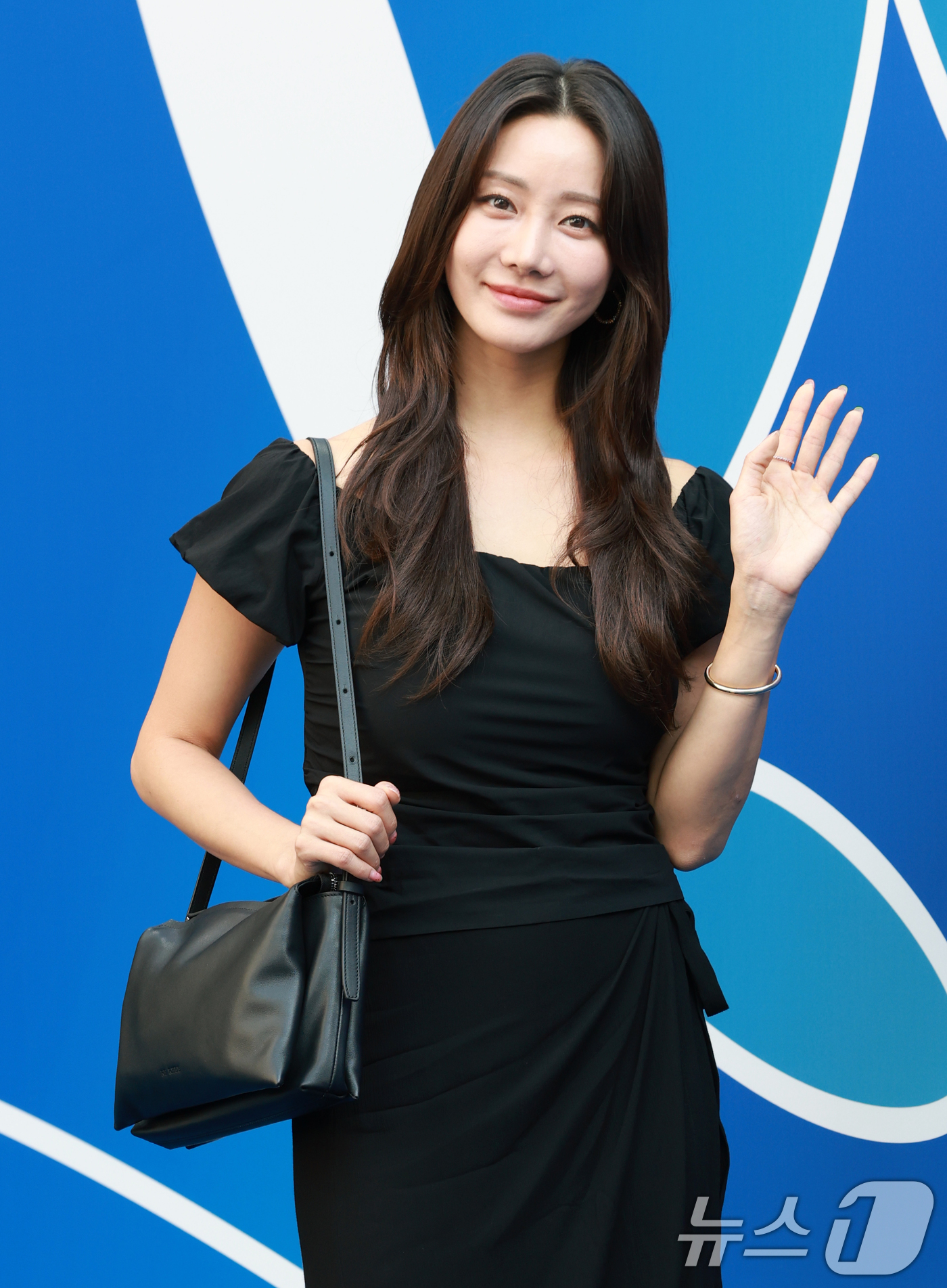 (서울=뉴스1) 권현진 기자 = 배우 한그루가 5일 서울 중구 동대문디자인플라자(DDP)에서 열린 2026 S/S서울패션위크 리이 컬렉션에 참석해 포즈를 취하고 있다. 2025.9 …