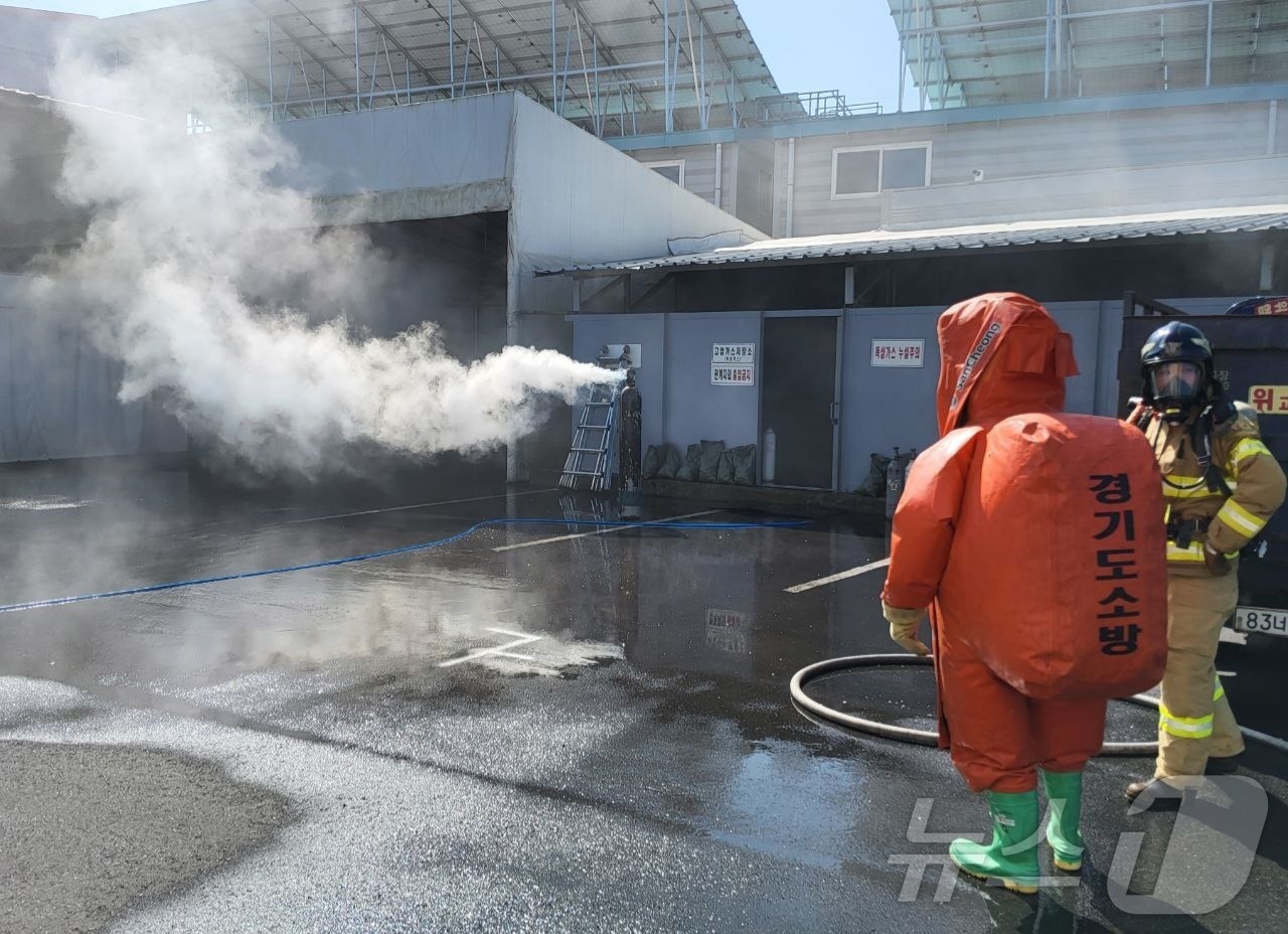 (김포=뉴스1) 김기현 기자 = 5일 오전 9시 43분께 경기 김포시 하성면 양택리 한 가스 공급·제조업체에서 암모니아가 일부 누출됐다. 인명 피해는 없었다. 그러나 해당 업체 직 …