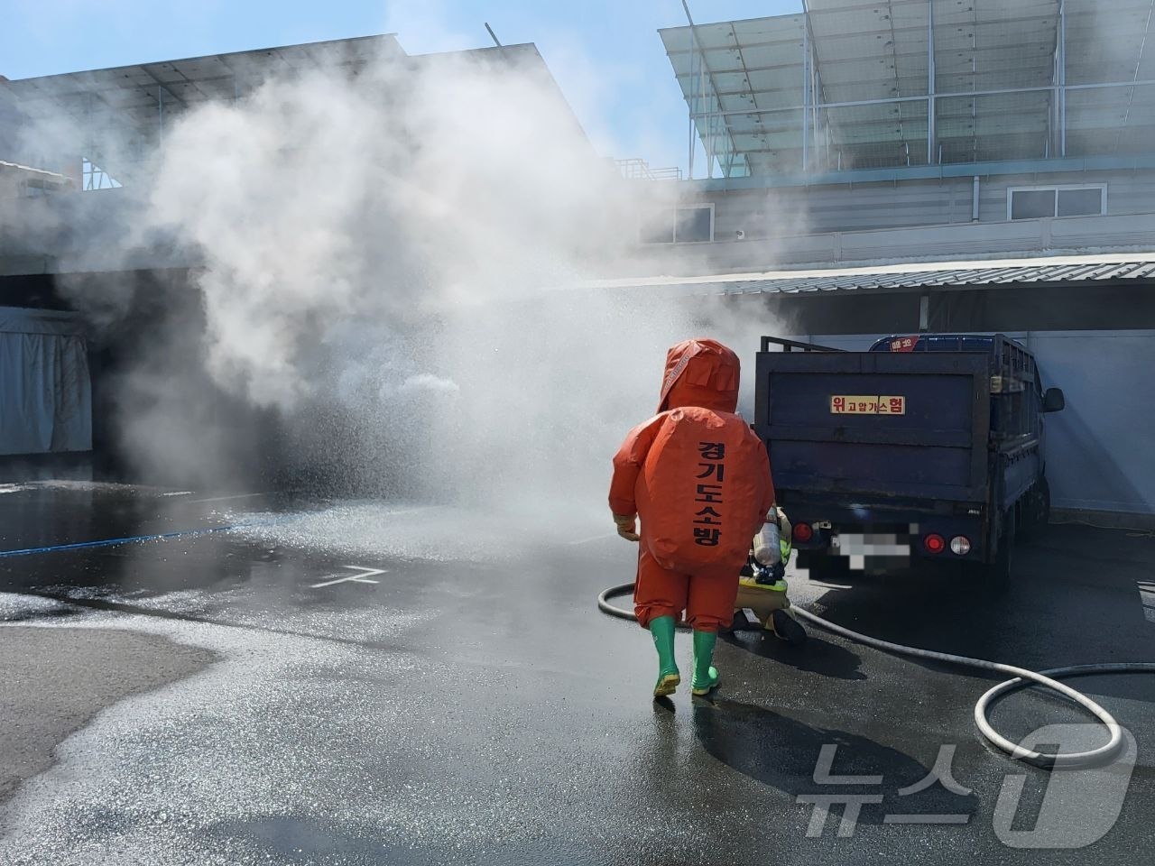 (김포=뉴스1) 김기현 기자 = 5일 오전 9시 43분께 경기 김포시 하성면 양택리 한 가스 공급·제조업체에서 암모니아가 일부 누출됐다. 인명 피해는 없었다. 그러나 해당 업체 직 …