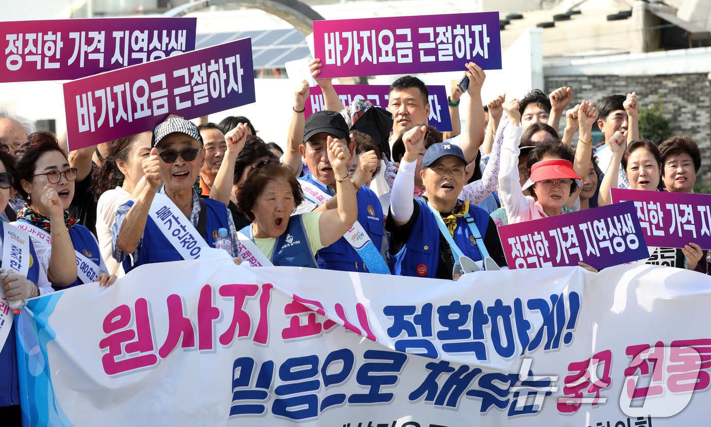 (부산=뉴스1) 윤일지 기자 = 최근 부산 관광지 일부 업소의 '바가지요금이' 전국적인 논란을 일으킨 가운데 5일 오후 부산 중구 자갈치시장 인근에 있는 어패류조합, 신동아시장, …