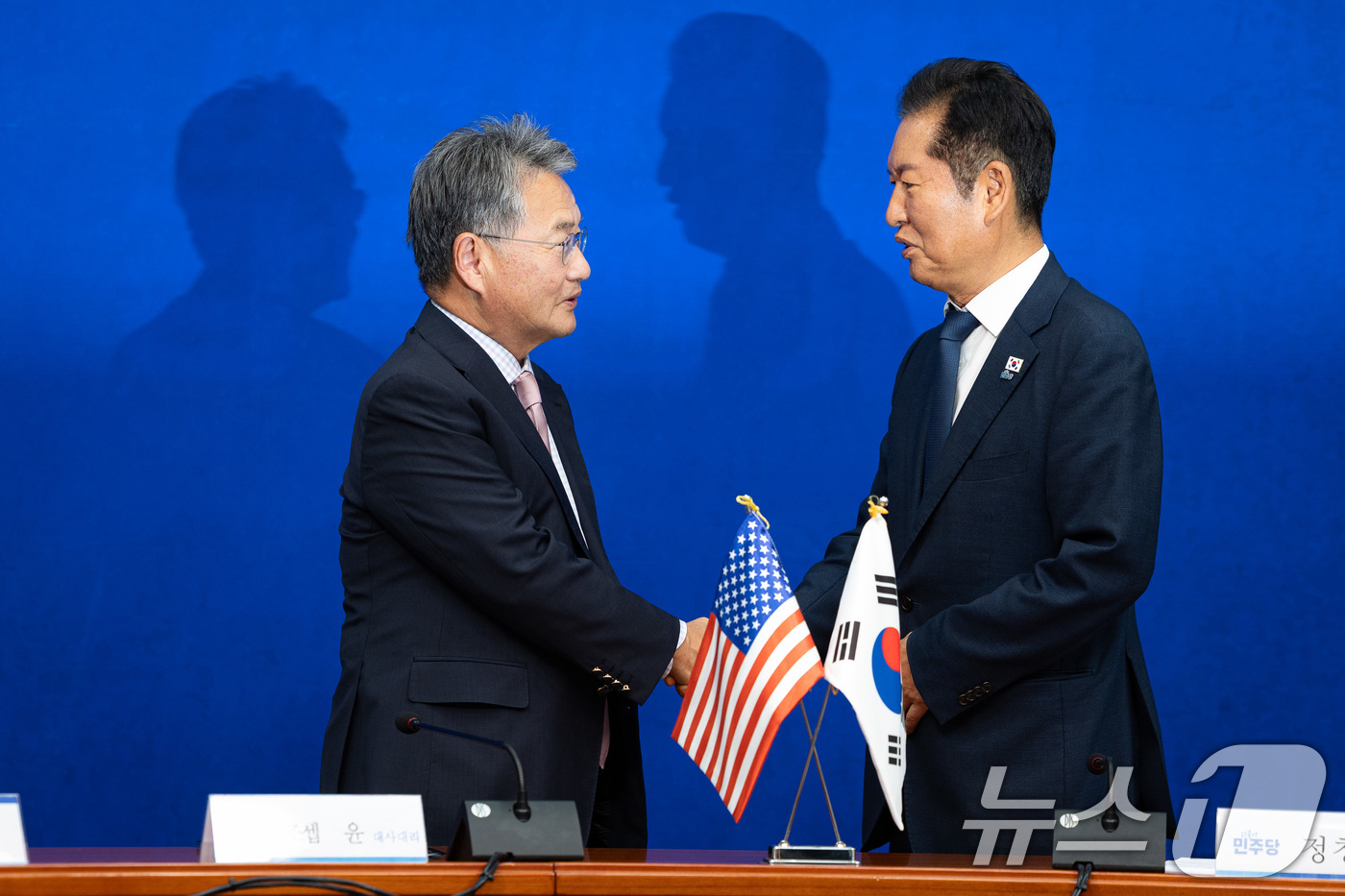 (서울=뉴스1) 유승관 기자 = 정청래 더불어민주당 대표가 5일 서울 여의도 국회에서 조셉 윤 주한미국대사대리를 접견, 악수하고 있다. 2025.9.5/뉴스1