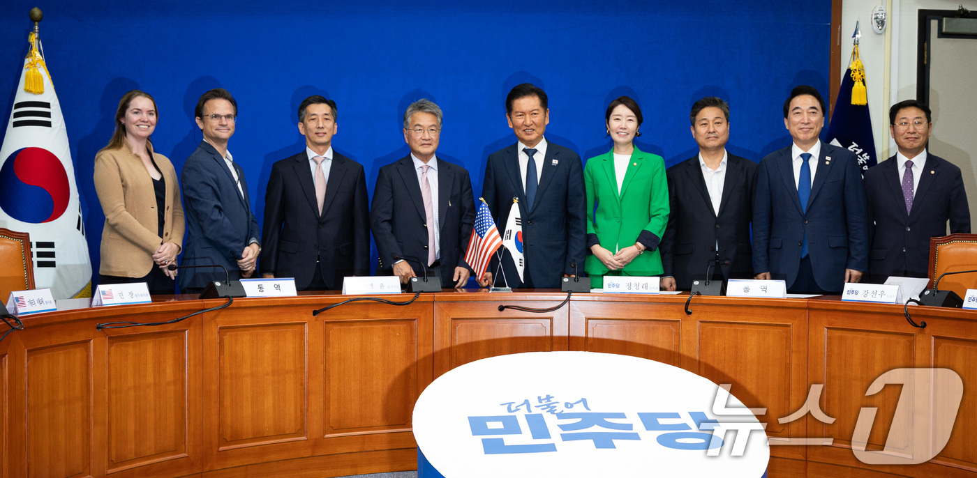 (서울=뉴스1) 유승관 기자 = 정청래 더불어민주당 대표가 5일 서울 여의도 국회에서 조셉 윤 주한미국대사대리를 접견, 참석자들과 기념 촬영을 하고 있다. 2025.9.5/뉴스1