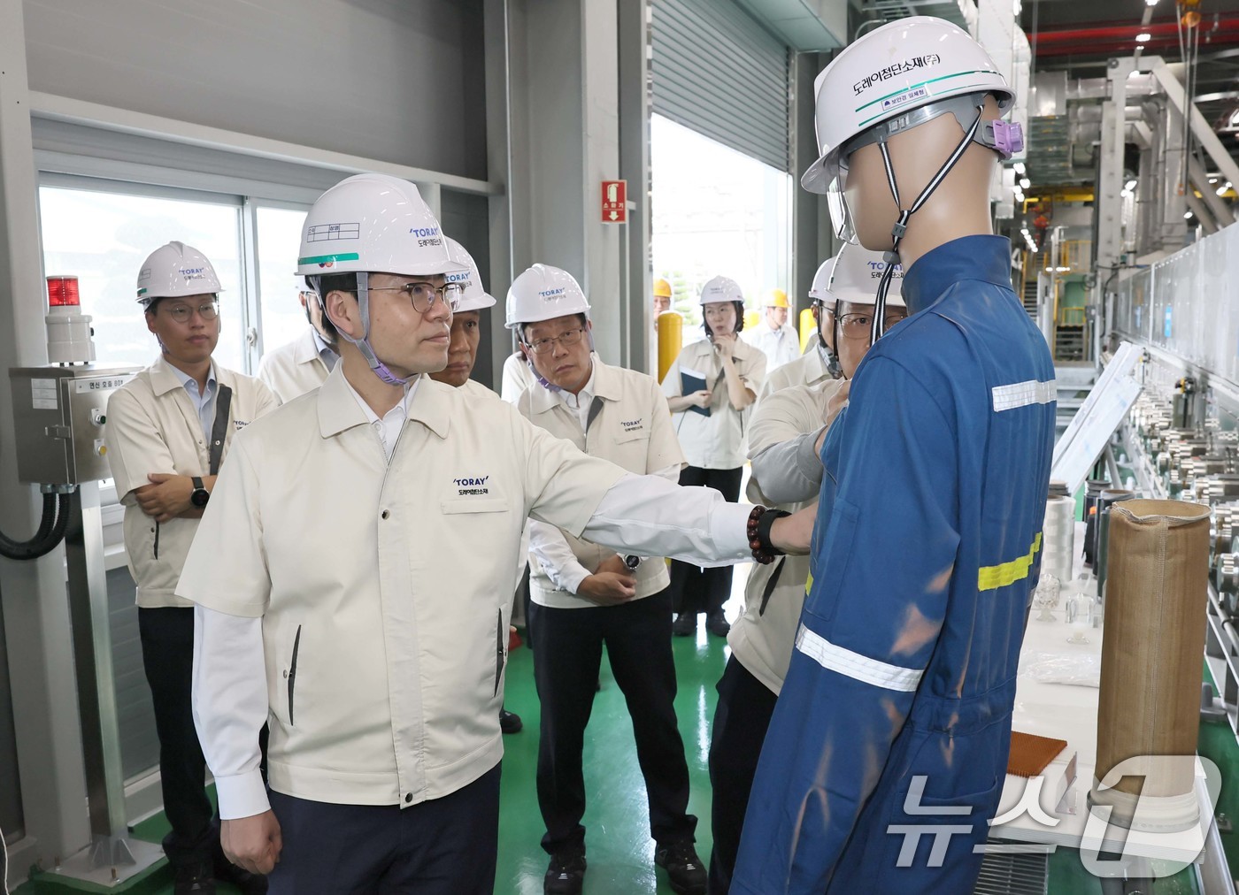 (서울=뉴스1) = 여한구 산업통상자원부 통상교섭본부장이 5일 ‘APEC 경제인 행사 현장점검’ 계기에 구미국가산단에 입주한 도레이첨단소재를 방문해 제1공장 주요시설 등을 둘러보고 …