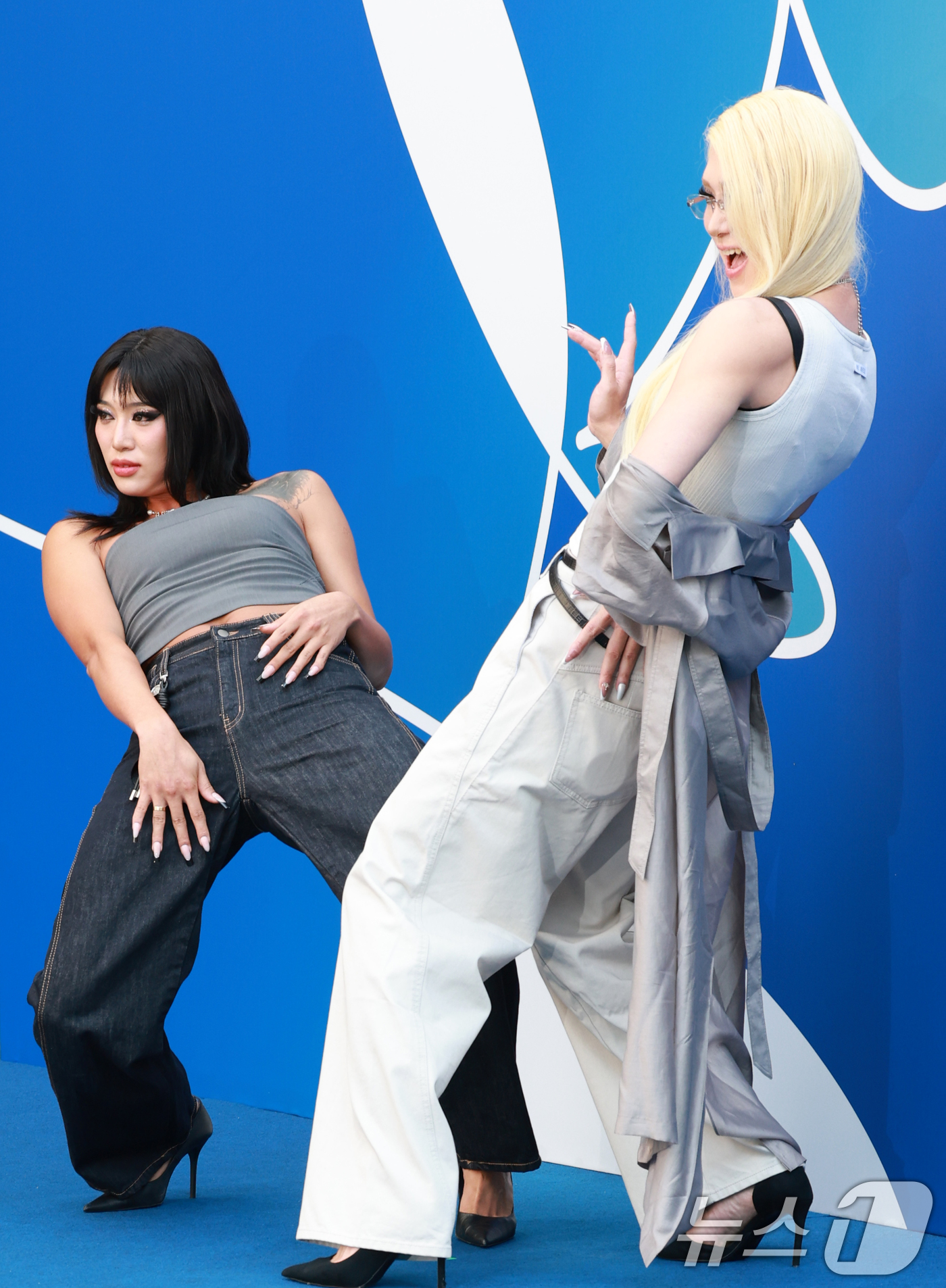 (서울=뉴스1) 권현진 기자 = 드랙아티스트 지반과 보리(왼쪽)가 5일 서울 중구 동대문디자인플라자(DDP)에서 열린 2026 S/S서울패션위크 리이 컬렉션에 참석하고 있다. 20 …