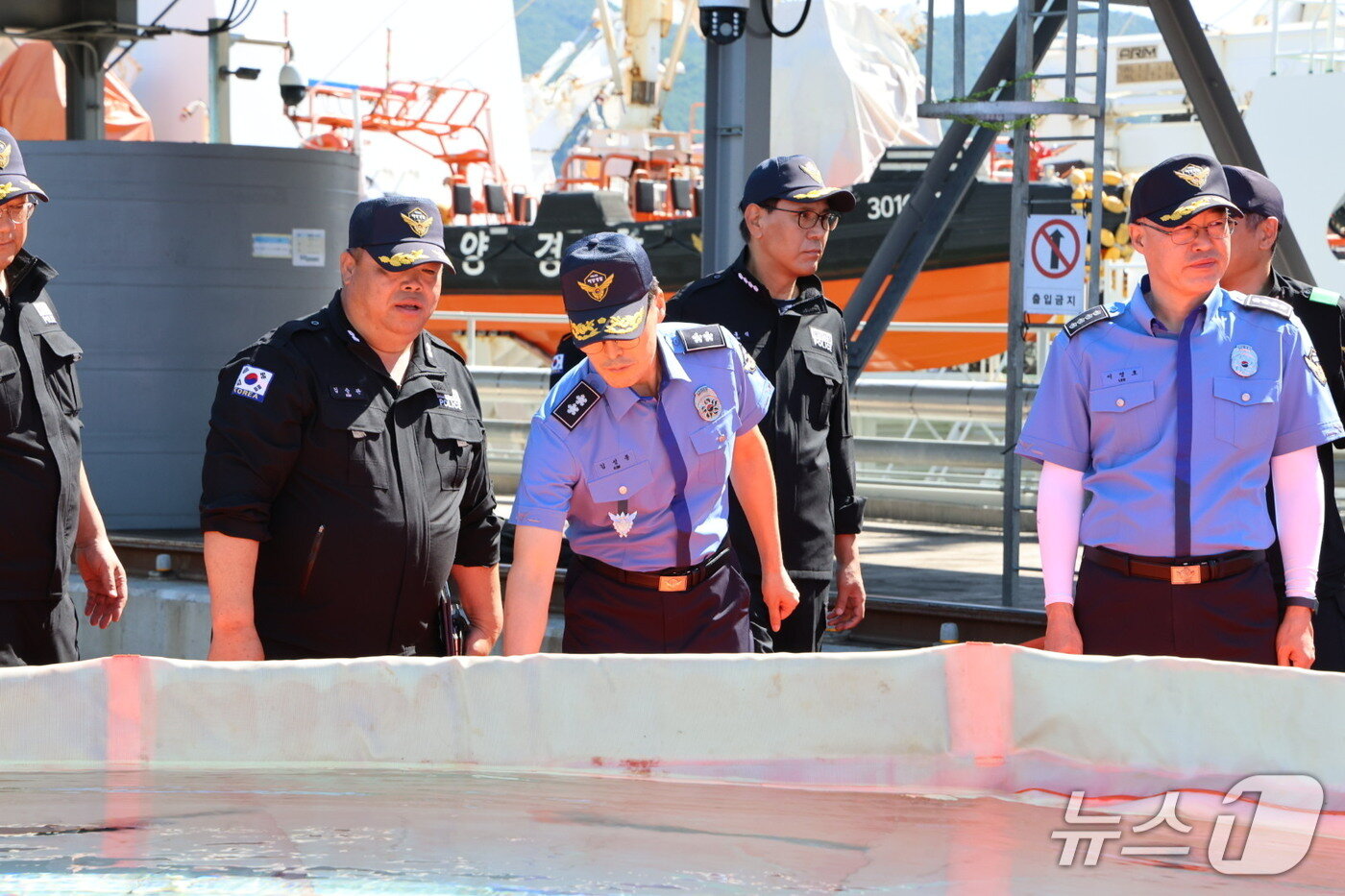 본문 이미지 - 김성종 동해지방해양경찰청장이 5일 강릉 급수지원 현장이 마련된 안인화력발전 부두를 찾아 현장을 점검하고 직원들을 격려하고 있다.(동해해경청 제공, 재판매 및 DB 금지) 2025.9.5/뉴스1