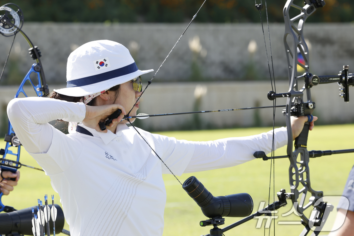 (광주=뉴스1) 김태성 기자 = 광주 2025 현대 세계 양궁선수권대회가 5일 개막한 가운데 광주국제양궁장에서 한국여자 컴파운드 출전한 소채원이 실전연습을 하고 있다.  2025. …