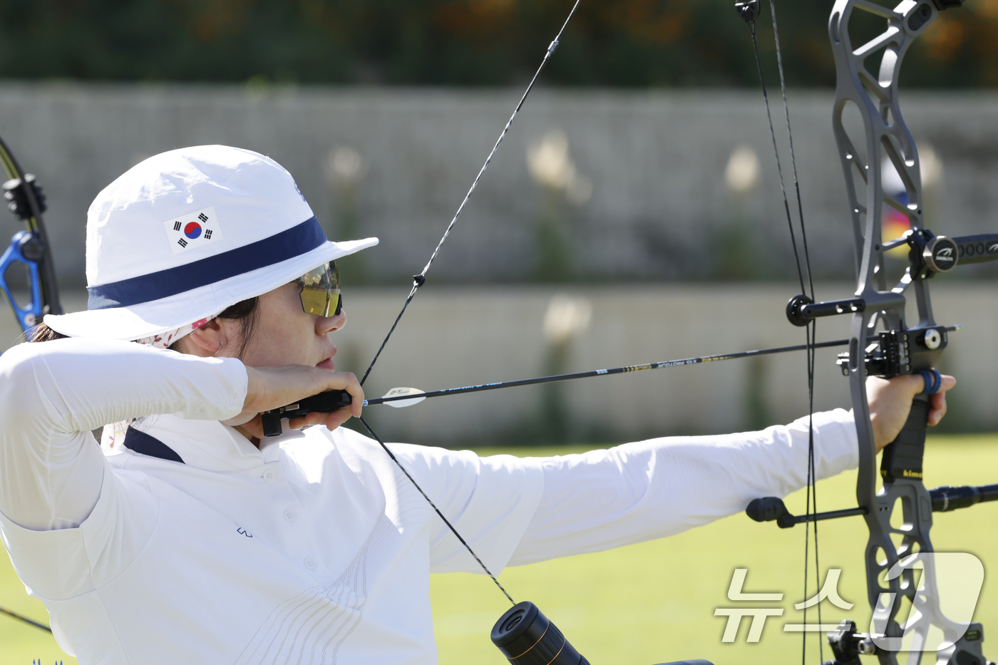 (광주=뉴스1) 김태성 기자 = 광주 2025 현대 세계 양궁선수권대회가 5일 개막한 가운데 광주국제양궁장에서 한국여자 컴파운드 출전한 소채원이 실전연습을 하고 있다.  2025. …