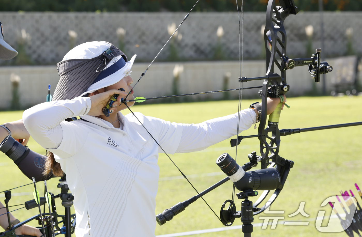 (광주=뉴스1) 김태성 기자 = 광주 2025 현대 세계 양궁선수권대회가 5일 개막한 가운데 광주국제양궁장에서 한국여자 컴파운드 출전한  한승연 선수가 실전연습을 하고 있다.  2 …