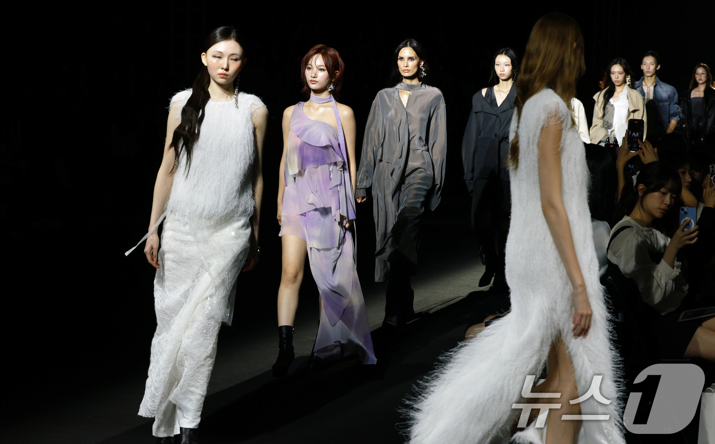 (서울=뉴스1) 권현진 기자 = 이프아이 사샤(왼쪽 두번째)가 5일 서울 중구 동대문디자인플라자(DDP)에서 열린 2026 S/S서울패션위크 리이 컬렉션에서 피날레를 하고 있다. …