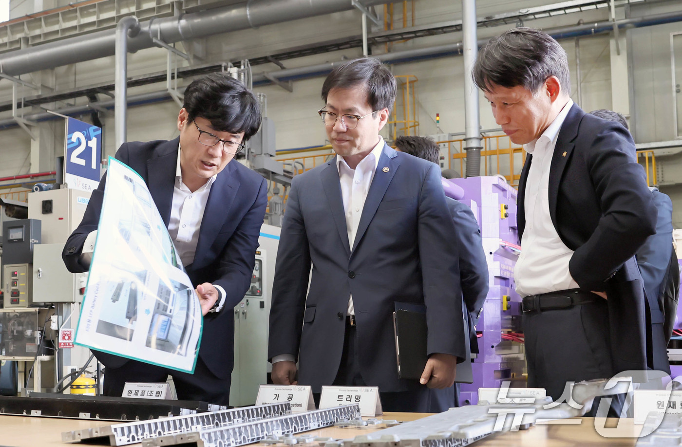 (서울=뉴스1) = 여한구 산업통상자원부 통상교섭본부장이 5일 ‘APEC 경제인 행사 현장점검’ 계기에 구미국가산단에 입주한 세아메카닉스를 방문해 자동차·전자부품 생산 현장을 둘러 …