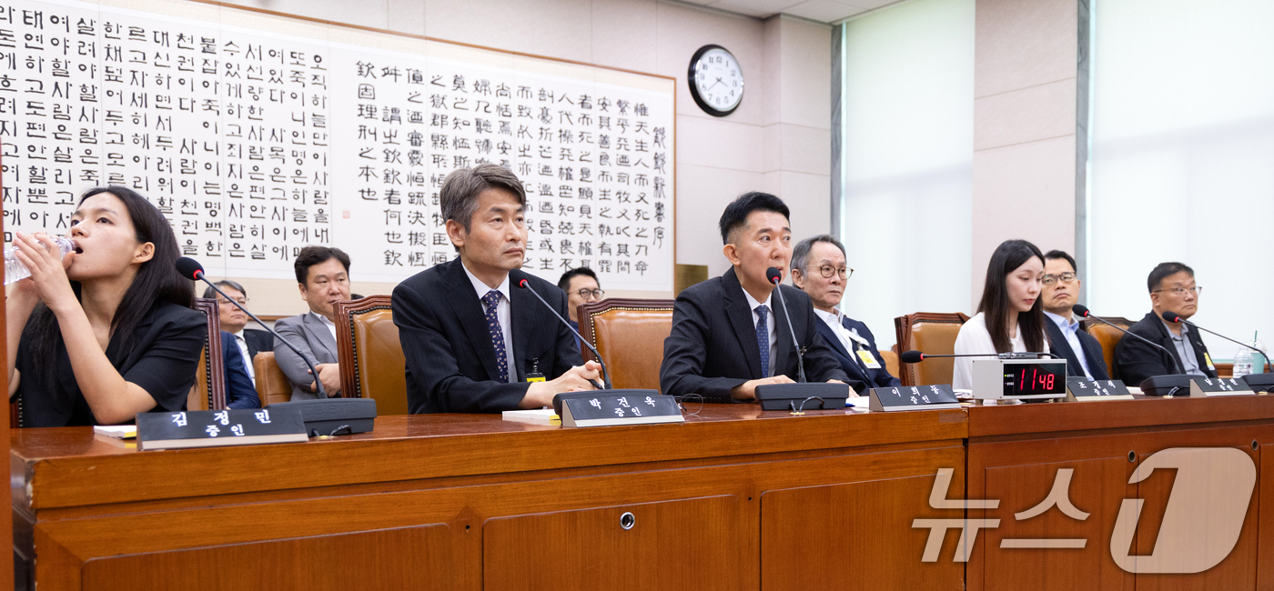 (서울=뉴스1) 이승배 기자 = 5일 서울 여의도 국회에서 열린 제429회 국회(정기회) 법제사법위원회 검찰 개혁 입법청문회에서 증인 신분으로 출석한 이희동 검사가 의원 질의에 답 …