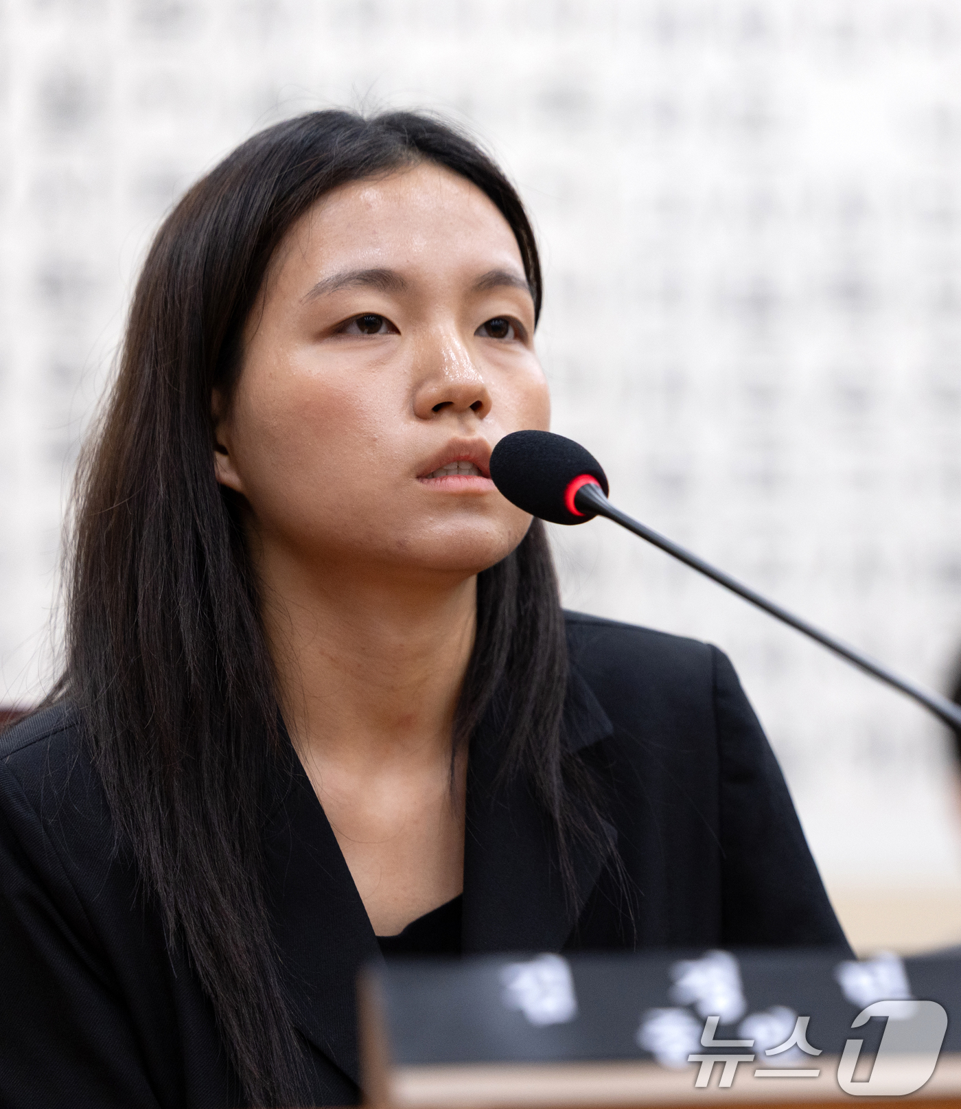 (서울=뉴스1) 이승배 기자 = 5일 서울 여의도 국회에서 열린 제429회 국회(정기회) 법제사법위원회 검찰 개혁 입법청문회에서 증인 신분으로 출석한 김정민 서울남부지검 수사관이 …