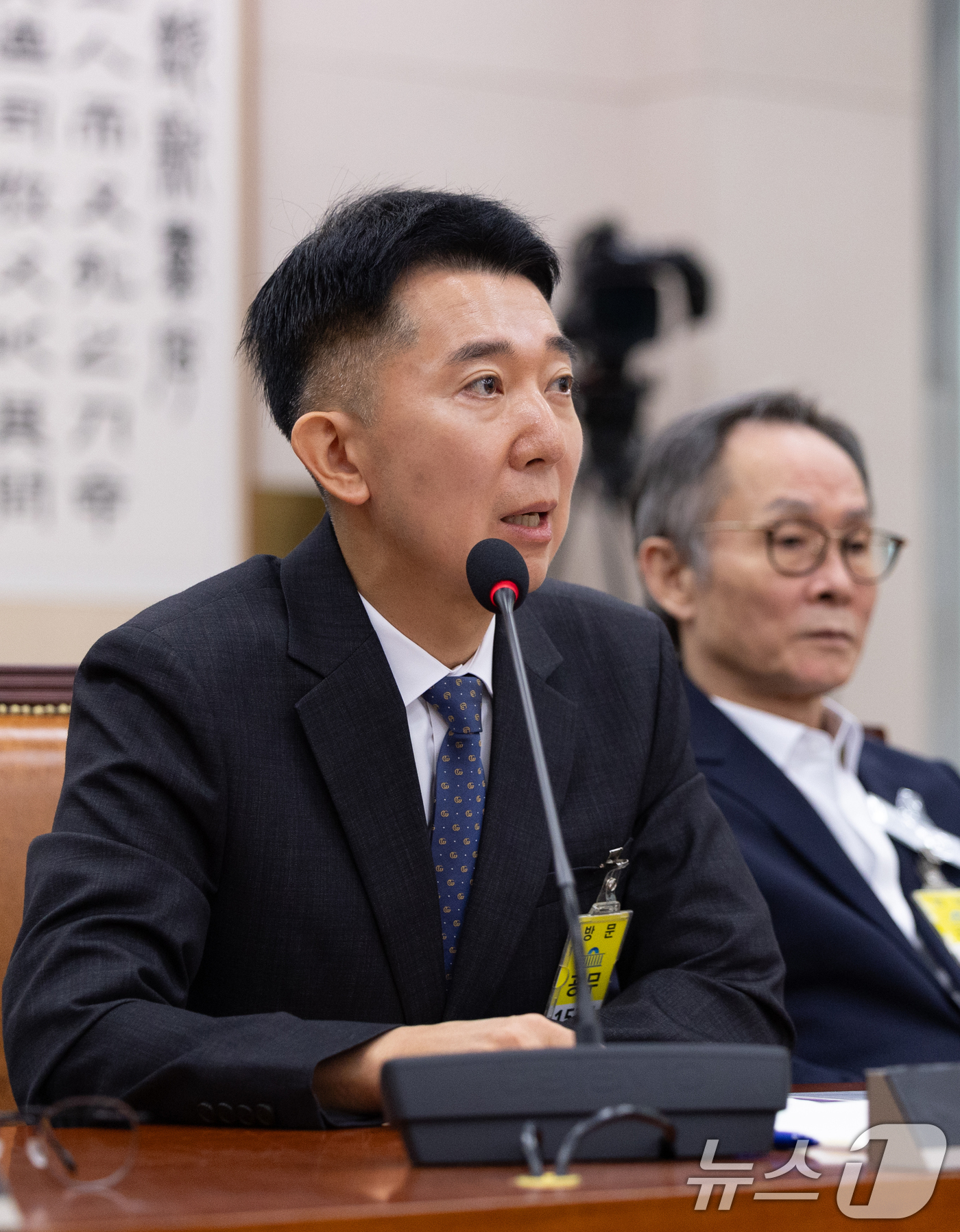 (서울=뉴스1) 이승배 기자 = 5일 서울 여의도 국회에서 열린 제429회 국회(정기회) 법제사법위원회 검찰 개혁 입법청문회에서 증인 신분으로 출석한 이희동 검사가 의원 질의에 답 …