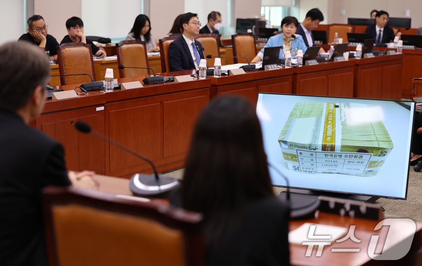 (서울=뉴스1) 이승배 기자 = 5일 서울 여의도 국회에서 열린 제429회 국회(정기회) 법제사법위원회 검찰 개혁 입법청문회에서 서영교 의원이 관봉권 띠지 유실 사건과 관련해 질문 …