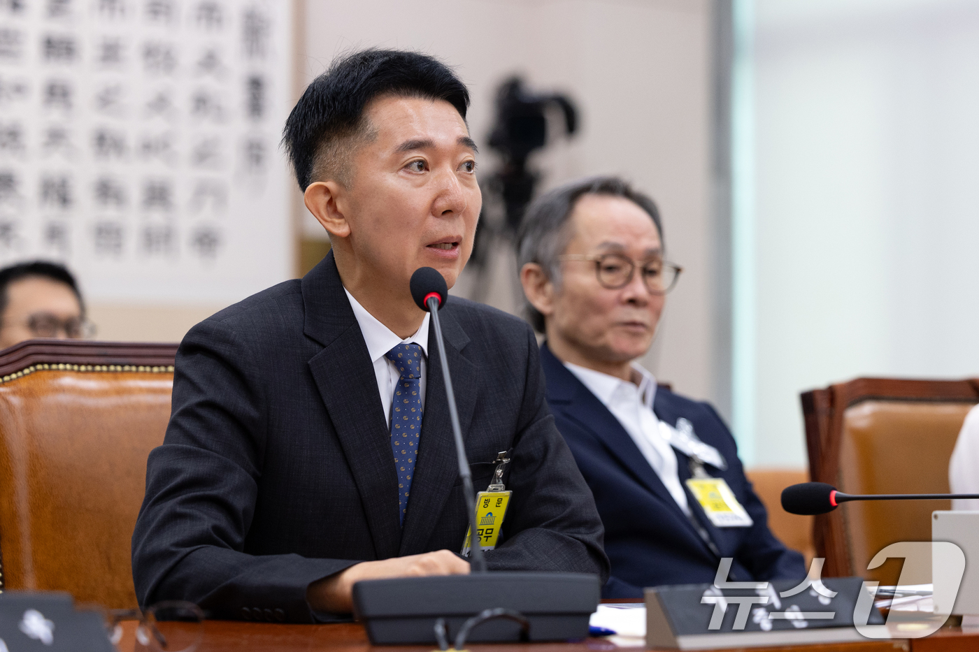 (서울=뉴스1) 이승배 기자 = 5일 서울 여의도 국회에서 열린 제429회 국회(정기회) 법제사법위원회 검찰 개혁 입법청문회에서 증인 신분으로 출석한 이희동 검사가 의원 질의에 답 …