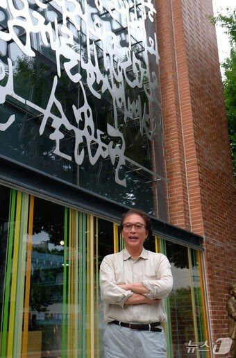 본문 이미지 - 서울 종로구 전태일 기념관에서 뉴스1과 인터뷰를 나누고 있는 박승흡 전태일재단 이사장. ⓒ News1 윤슬빈 기자