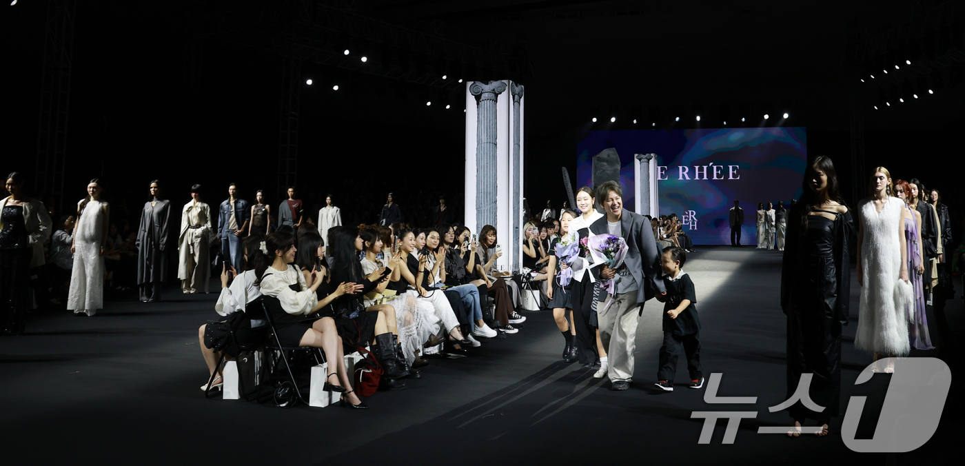 (서울=뉴스1) 권현진 기자 = 5일 서울 중구 동대문디자인플라자(DDP)에서 열린 2026 S/S서울패션위크 리이 컬렉션에서 이준복 디자이너가 가족과 함께 인사를 하고 있다. 2 …